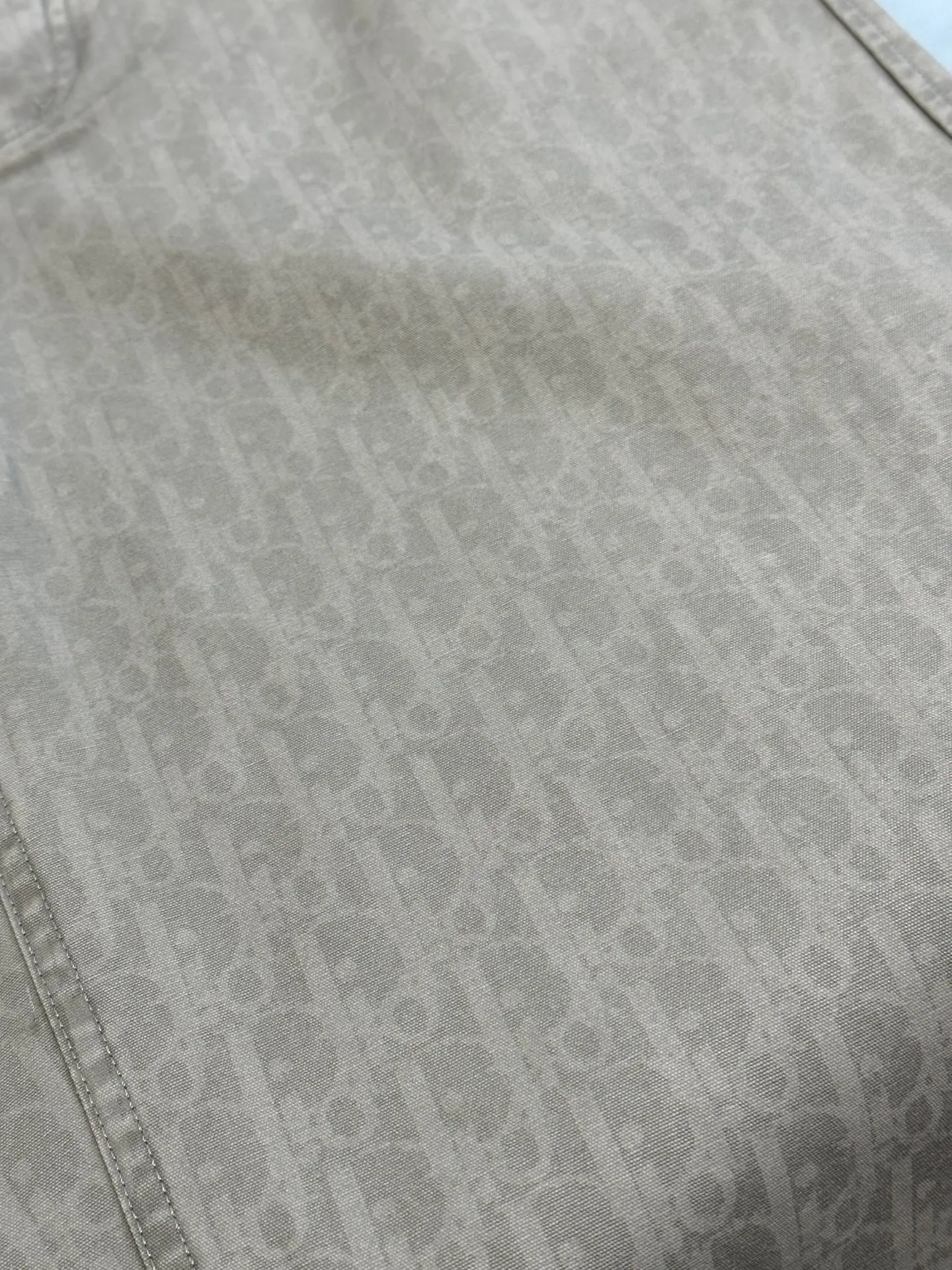🅿️560 Dior space-dyed yarn discharge printing trousers. The fabric is made of 40s double-strand fine beaded sail cotton, made with batik technology. The open-circle mesh CD letter pattern uses imported slurry and active discharge printing process. The garments are washed with enzyme rollers. It comes with an aluminum alloy disc I-shaped buckle with letters and a flat car sticker on the back waist. Genuine embossed leather plate size: 44.46.48.50