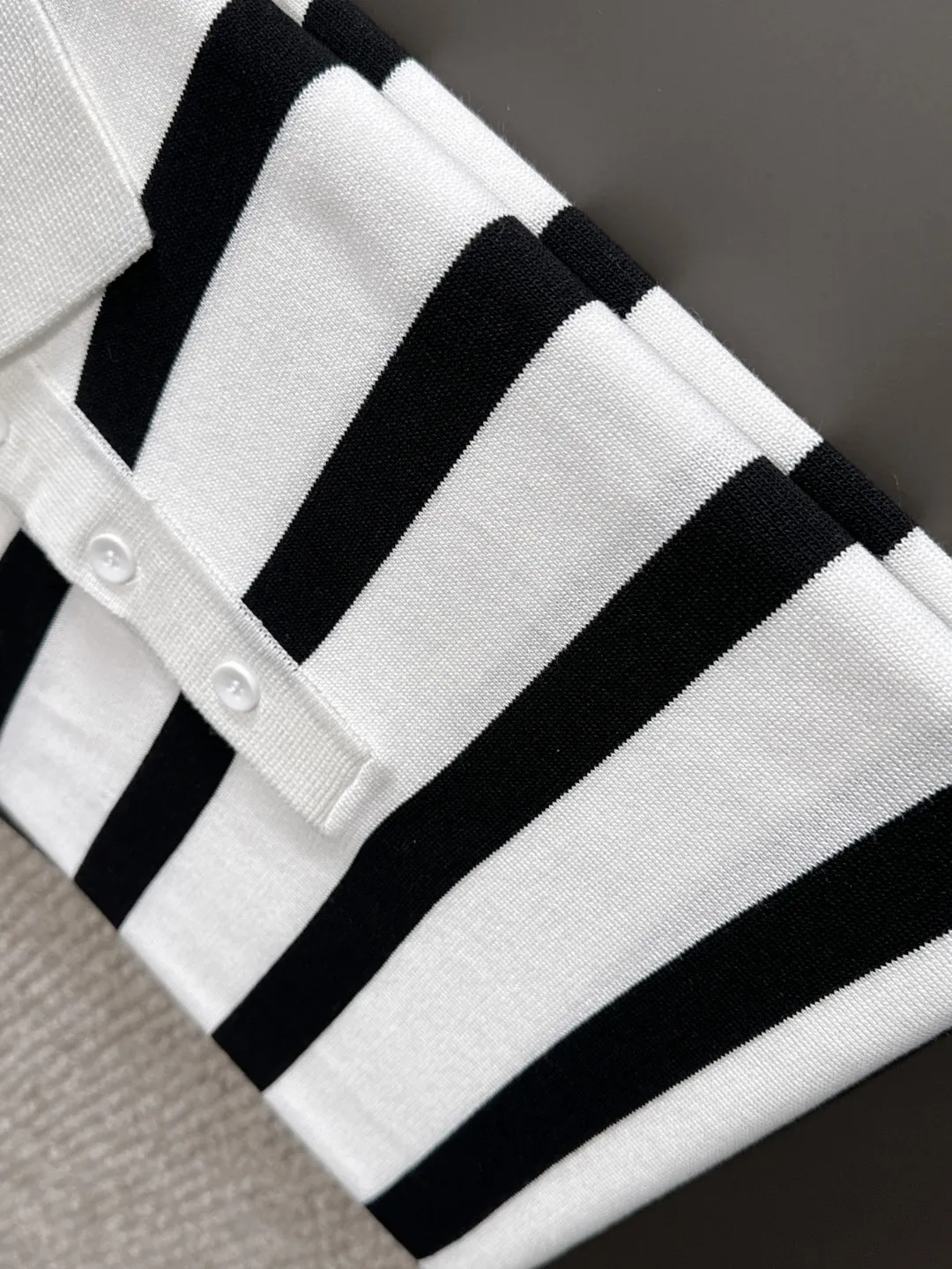 🅿️330 shipped next day. High quality Dior 2025 spring and summer new men's lapel short-sleeved T-shirt. Made of combed cotton yarn knitted cotton fabric. Pure cotton high-weight special yarn. It feels heavy when weighed. The upper body is also more textured than ordinary T-shirts. This texture can cope with the weather easily and is suitable for both hot and cold! The pattern on the chest adopts three-dimensional embroidery technology, and is perfectly produced stitch by stitch with reference to the original version! Loose fit design, looks noble. Size: M to XXXL