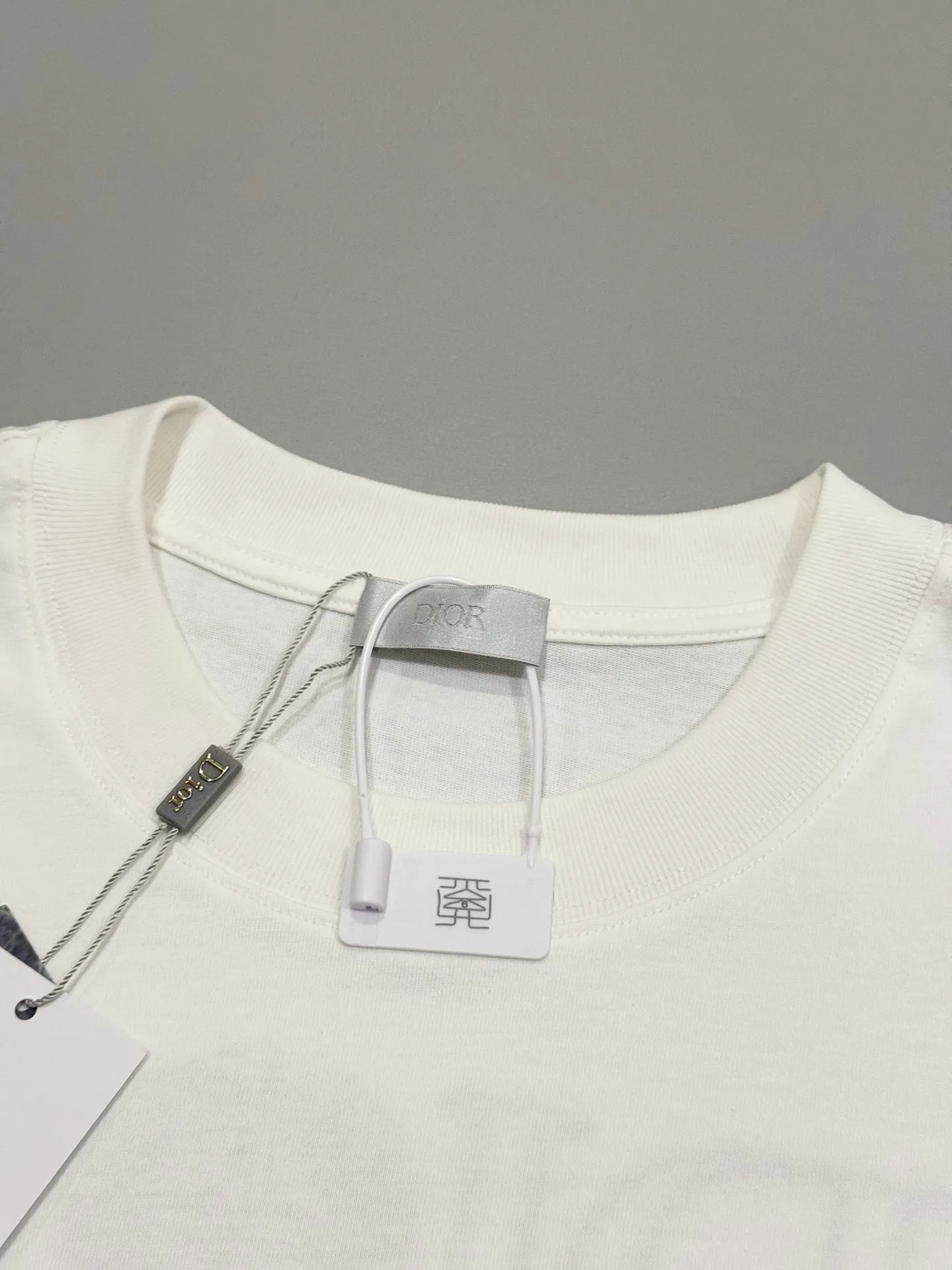 🅿️190 [High quality] 25ss new exclusive limited edition Dior x stone island diorx stone island x joint 🪡 embroidery pattern As the leader in the luxury world, D House is well-deserved. The first thing that catches the eye is the two styles of loose and comfortable black and white solid colors~~ The ribbed round collar has become the best modification of its version, while D House has the upper body logo listed on the chest, and the unique letter logo patch embroidery design highlights the texture! The most traditional modification method combined with the simplest color scale contrast forms the strongest and direct contrast, and this is often the most concise and clear minimalist modification method~~A nostalgic classic atmosphere also spreads in this work inadvertently! ! It is unique and made of 280 grams of cotton material. It is unparalleled in terms of upper body comfort. It can be said to be a must-have companion in summer. Its excellent breathability and comfortable wearing feel are unparalleled~ Recommended! ! Color: Black White Size: s-xL
