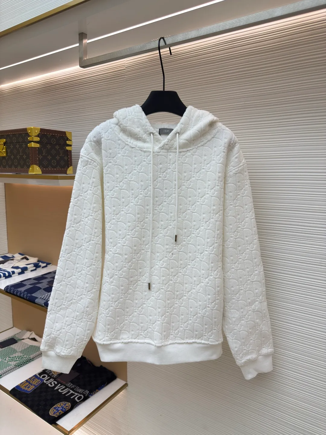 Dior Obliave full-print letter sweatshirt ●Authentic product: 17500 purchase and development ●Item number: 1680490-B05 ●Fabric: jacquard fabric ●Technology: washed production ●Version: fitted version ●Weight: about 980 grams ●Size: S-M-L-XL ●Description: Customized Dior jacquard fabric, soft to the touch, comfortable and next to the skin, decorated with jacquard patterns of the same color on the front, delicately interwoven, dazzling assortment Like artistic brushstrokes gently swaying on a soft towel, the looming dark patterns highlight nobility and elegance. Every detail exudes charming charm. Customized Dior jacquard fabrics change shape through warp and weft tissue. Oblique Pattern The jacquard loom weaves the jacquard gray fabric and then dyes and finishes it. The details are authentic, and the ergonomic three-dimensional cutting returns to the traditional craftsmanship through segmentation, folding, shrinking, and stretching techniques. The so-called slow work produces fine work, which is the respect for the material. The pursuit of feel. The workmanship is complex and tedious. The time is slow, and the fabrics are washed. The hand feel and texture are better. It is not easy to deform, not easy to shrink, not easy to fade, and maintains long-term beauty. The overall wiring is straight and delicate, the fabric is comfortable and soft, and the color is consistent without color difference. It can be matched with the same style to create a fashionable look and control various occasions. Customized accessories, complete with three standards, same style for men and women!