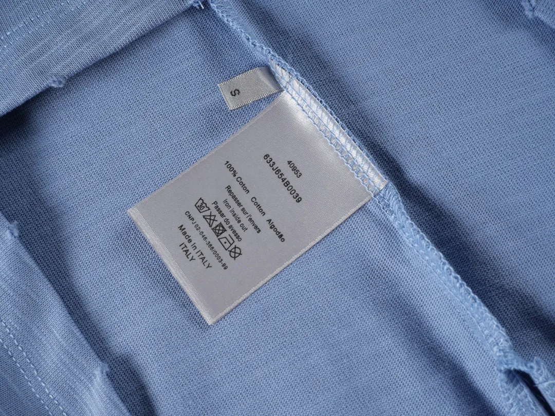 🅿️200 (with carrying case ➕5) CD 2024 new model No. 47 printed patch sleeve T-shirt Official website price: 22000 ￥ (1702T white) The fabric is made of [10s cotton slub plain weave], [gram weight 310g], Purchased a three-color Y version [custom-dyed bulk fabric color], the front panel was made with [eight-claw machine screen glue printing + digital direct injection and dot color integration], the sleeves [flat machine splicing cotton flat machine collar inter-color ribbing], the hem [special machine herringbone car stickers CD logo woven mark], all the hem and cuffs [special machine hand-picked toe-turning technology], and the ready-made clothes were made [hand-made frayed and distressed washing technology]. Size: XS S M L