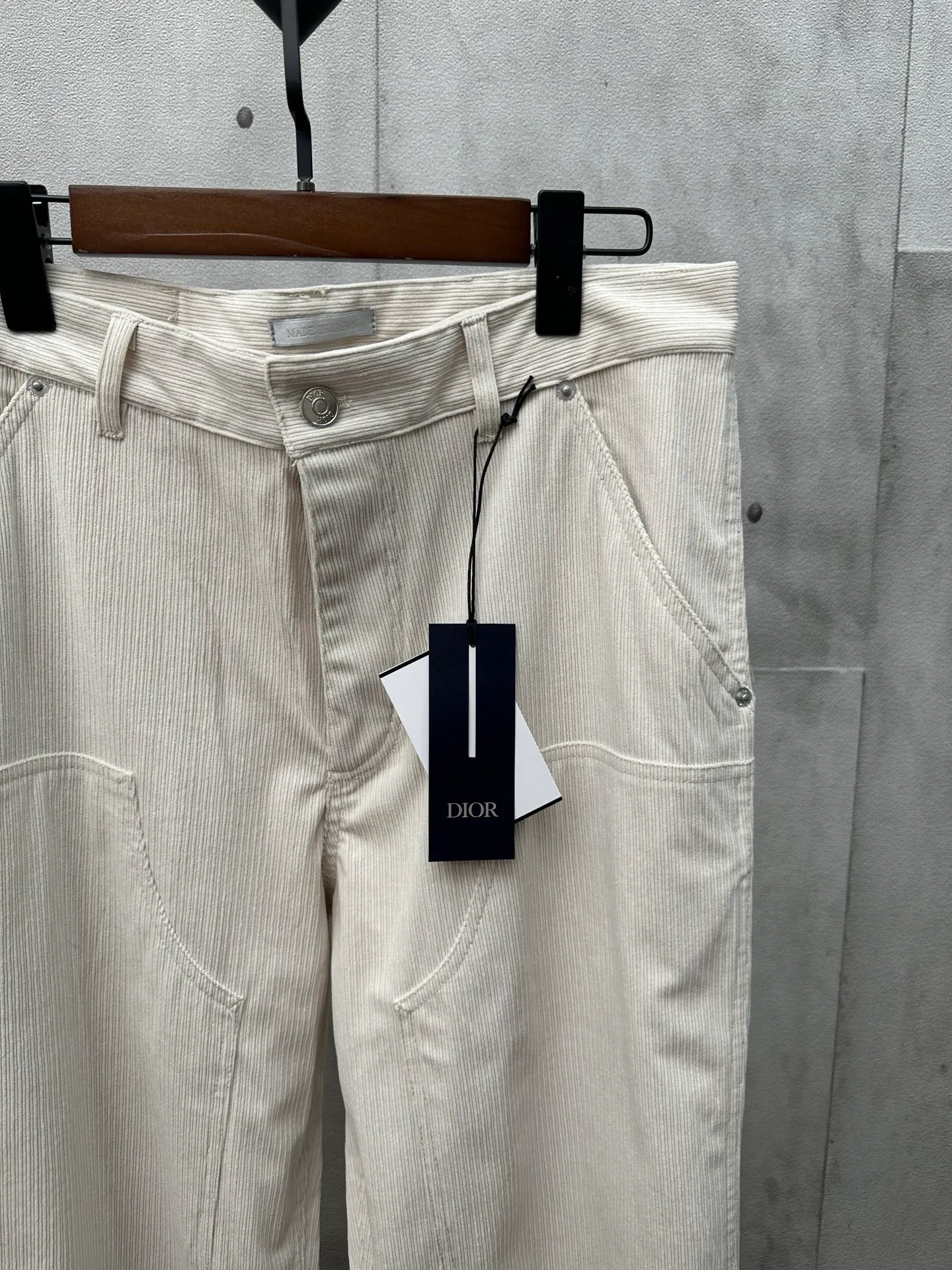 🅿️440 Di*r 2025FW new autumn and winter straight casual work trousers Inspired by the Dior Love logo Customized off-white cotton corduroy fabric Five-pocket tailoring Dior Love leather label on the back Reinterprets workwear style with a casual fit Belt loops Zipper and button closure Side curved pockets Rear patch pockets Size: S M L XL