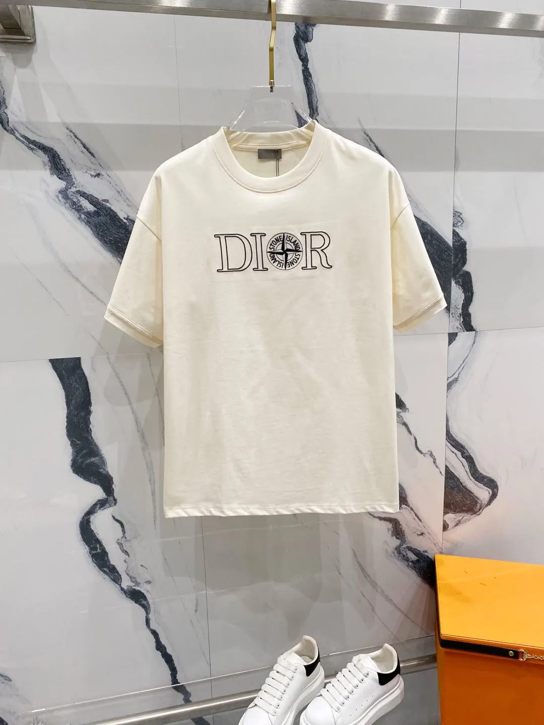 🅿️180 DIOR 260g round neck short-sleeved T-shirt, co-branded Stone Island & Dior letter embroidery🪡LOGO official synchronization, high version, high quality, fashionable personality, versatile trend, pure original quality, original fabric, tag, collar label, washed wheat, complete three standards, color: black, apricot, gray. Size: XS-L