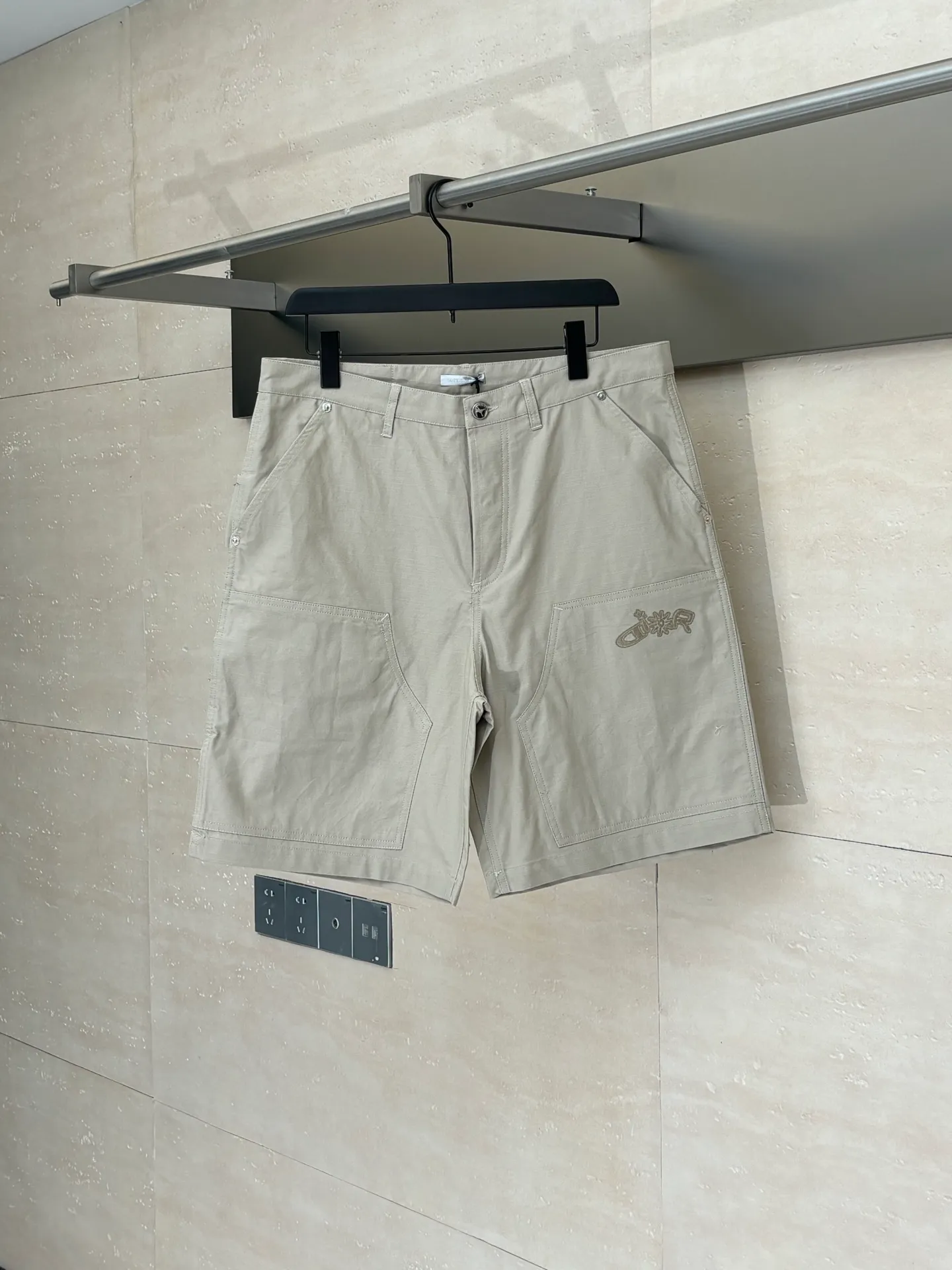 🅿️410 Dio*/Dior LH Hamilton co-branded embroidered logo shorts feel soft and sinewy, not comparable to cheap products! It uses a fabric pre-shrinking and setting machine imported from Italy. It does not deform or shrink no matter how many times it is washed, and the color is firmly locked in. The more I look at it, the more I like it! The chest and trouser legs are decorated with embroidery, and every stitch of the Swiss high-precision embroidery machine is stably and accurately embroidered. The lines of the joint pattern are smooth and the same color as the fabric but has a sense of hierarchy! The old letter printed label on the back waist, high temperature and high pressure "welds" the pattern on the fabric, which can be matched with many types of clothing to create a fashionable look. Customized accessories, complete with three standards, the same style for men and women!  Size：S/M/L/XL