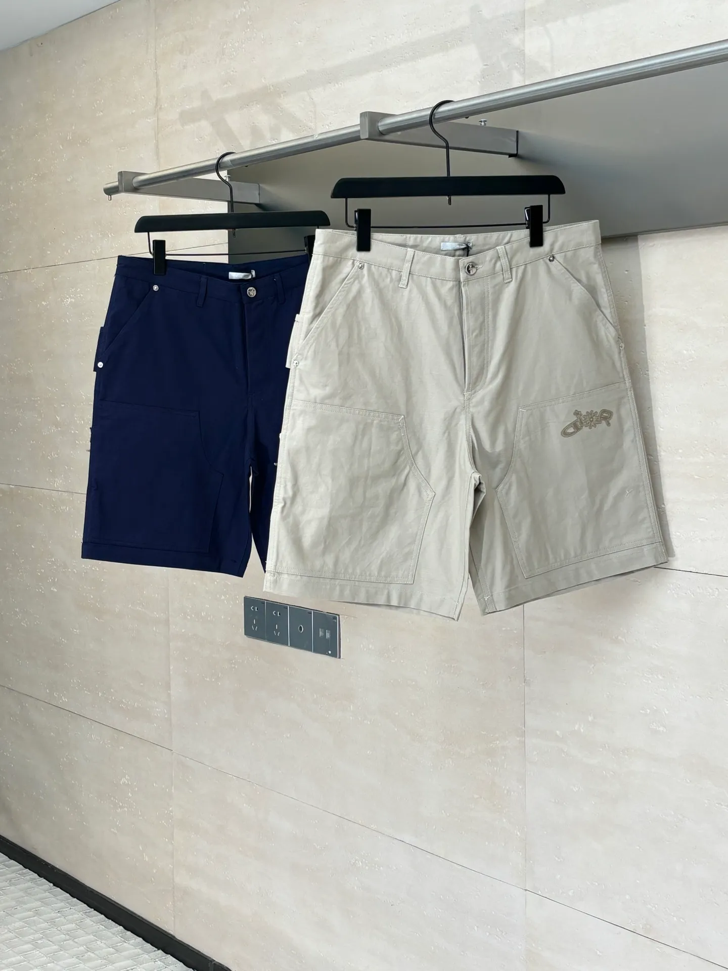 🅿️410 Dio*/Dior LH Hamilton co-branded embroidered logo shorts feel soft and sinewy, not comparable to cheap products! It uses a fabric pre-shrinking and setting machine imported from Italy. It does not deform or shrink no matter how many times it is washed, and the color is firmly locked in. The more I look at it, the more I like it! The chest and trouser legs are decorated with embroidery, and every stitch of the Swiss high-precision embroidery machine is stably and accurately embroidered. The lines of the joint pattern are smooth and the same color as the fabric but has a sense of hierarchy! The old letter printed label on the back waist, high temperature and high pressure "welds" the pattern on the fabric, which can be matched with many types of clothing to create a fashionable look. Customized accessories, complete with three standards, the same style for men and women!  Size：S/M/L/XL