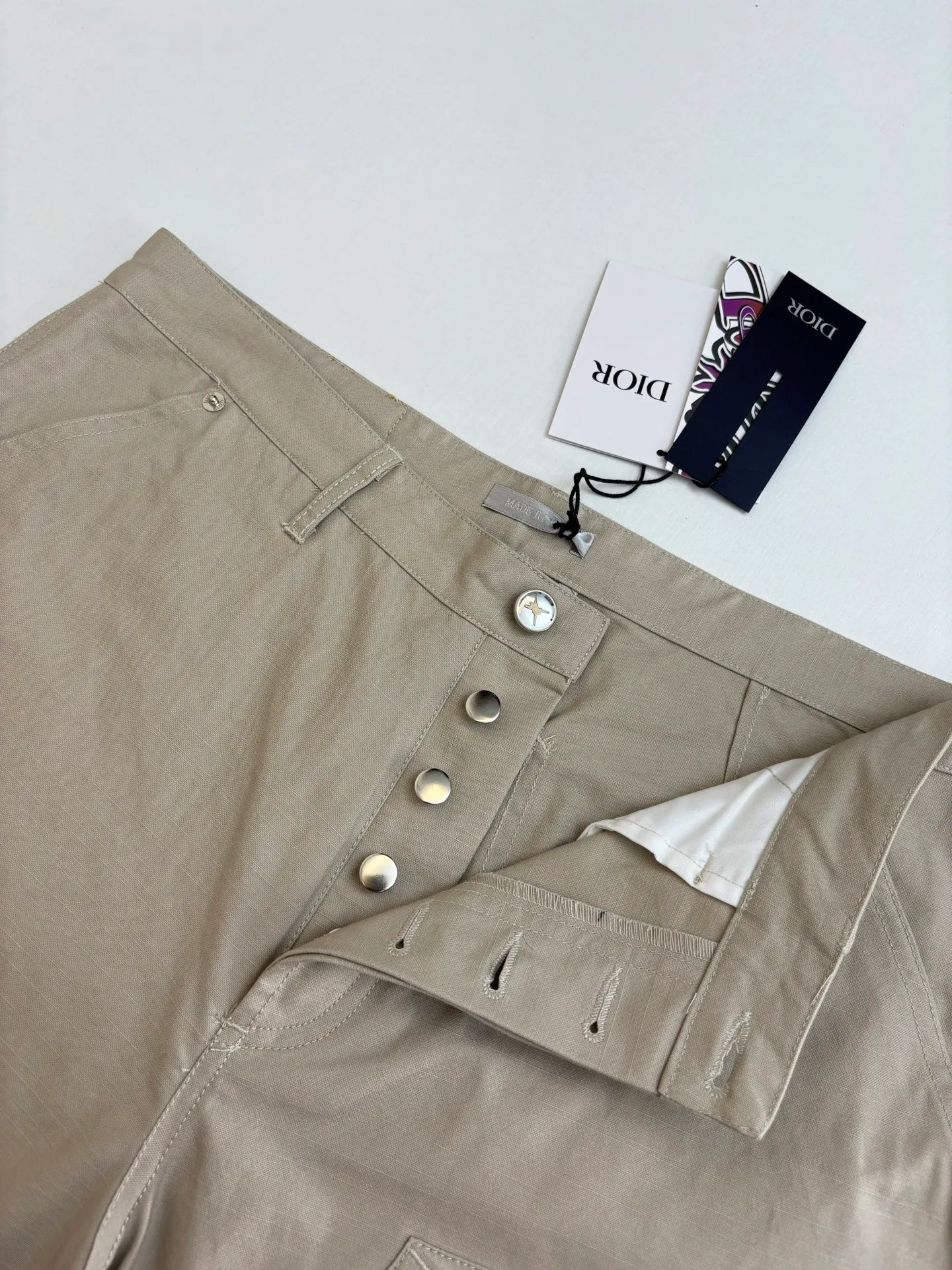 🅿️410 Dio*/Dior LH Hamilton co-branded embroidered logo shorts feel soft and sinewy, not comparable to cheap products! It uses a fabric pre-shrinking and setting machine imported from Italy. It does not deform or shrink no matter how many times it is washed, and the color is firmly locked in. The more I look at it, the more I like it! The chest and trouser legs are decorated with embroidery, and every stitch of the Swiss high-precision embroidery machine is stably and accurately embroidered. The lines of the joint pattern are smooth and the same color as the fabric but has a sense of hierarchy! The old letter printed label on the back waist, high temperature and high pressure "welds" the pattern on the fabric, which can be matched with many types of clothing to create a fashionable look. Customized accessories, complete with three standards, the same style for men and women!  Size：S/M/L/XL