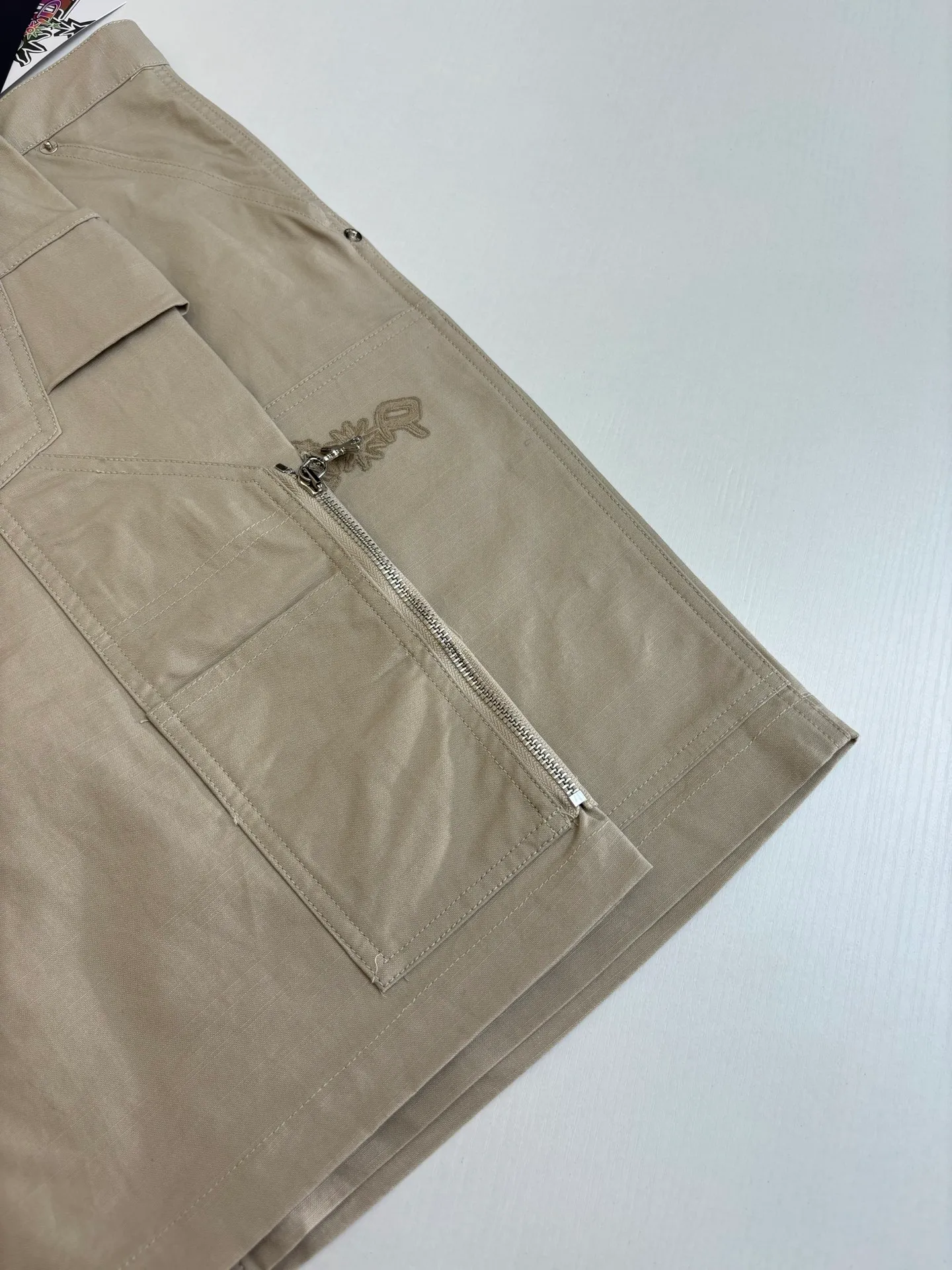 🅿️410 Dio*/Dior LH Hamilton co-branded embroidered logo shorts feel soft and sinewy, not comparable to cheap products! It uses a fabric pre-shrinking and setting machine imported from Italy. It does not deform or shrink no matter how many times it is washed, and the color is firmly locked in. The more I look at it, the more I like it! The chest and trouser legs are decorated with embroidery, and every stitch of the Swiss high-precision embroidery machine is stably and accurately embroidered. The lines of the joint pattern are smooth and the same color as the fabric but has a sense of hierarchy! The old letter printed label on the back waist, high temperature and high pressure "welds" the pattern on the fabric, which can be matched with many types of clothing to create a fashionable look. Customized accessories, complete with three standards, the same style for men and women!  Size：S/M/L/XL