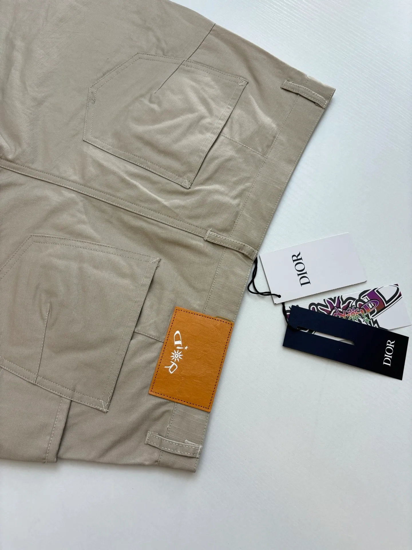🅿️410 Dio*/Dior LH Hamilton co-branded embroidered logo shorts feel soft and sinewy, not comparable to cheap products! It uses a fabric pre-shrinking and setting machine imported from Italy. It does not deform or shrink no matter how many times it is washed, and the color is firmly locked in. The more I look at it, the more I like it! The chest and trouser legs are decorated with embroidery, and every stitch of the Swiss high-precision embroidery machine is stably and accurately embroidered. The lines of the joint pattern are smooth and the same color as the fabric but has a sense of hierarchy! The old letter printed label on the back waist, high temperature and high pressure "welds" the pattern on the fabric, which can be matched with many types of clothing to create a fashionable look. Customized accessories, complete with three standards, the same style for men and women!  Size：S/M/L/XL