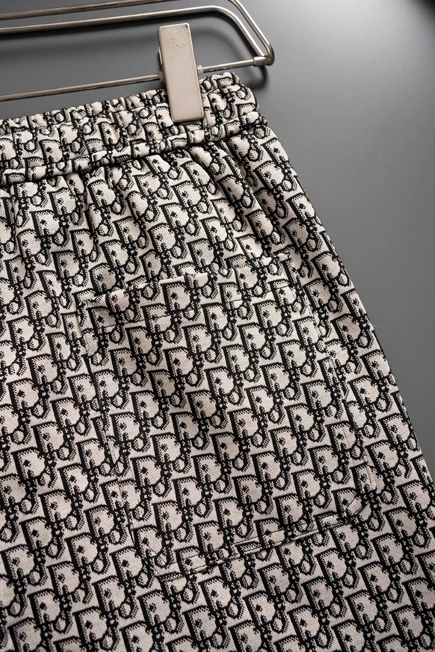 🅿️140 #Z0010 [Restock all year round] Dior·Dior's new knitted shorts. The custom fabric is made of wafer cloth and jacquard knitting technology. The version is tight and three-dimensional. Vertical stripe splicing. Customized trouser cord hardware with strong texture and smoothness. The upper body is comfortable and breathable. The concave and convex three-dimensional sense makes it fashionable and casual. Color: light white brown Size: M-XXXL