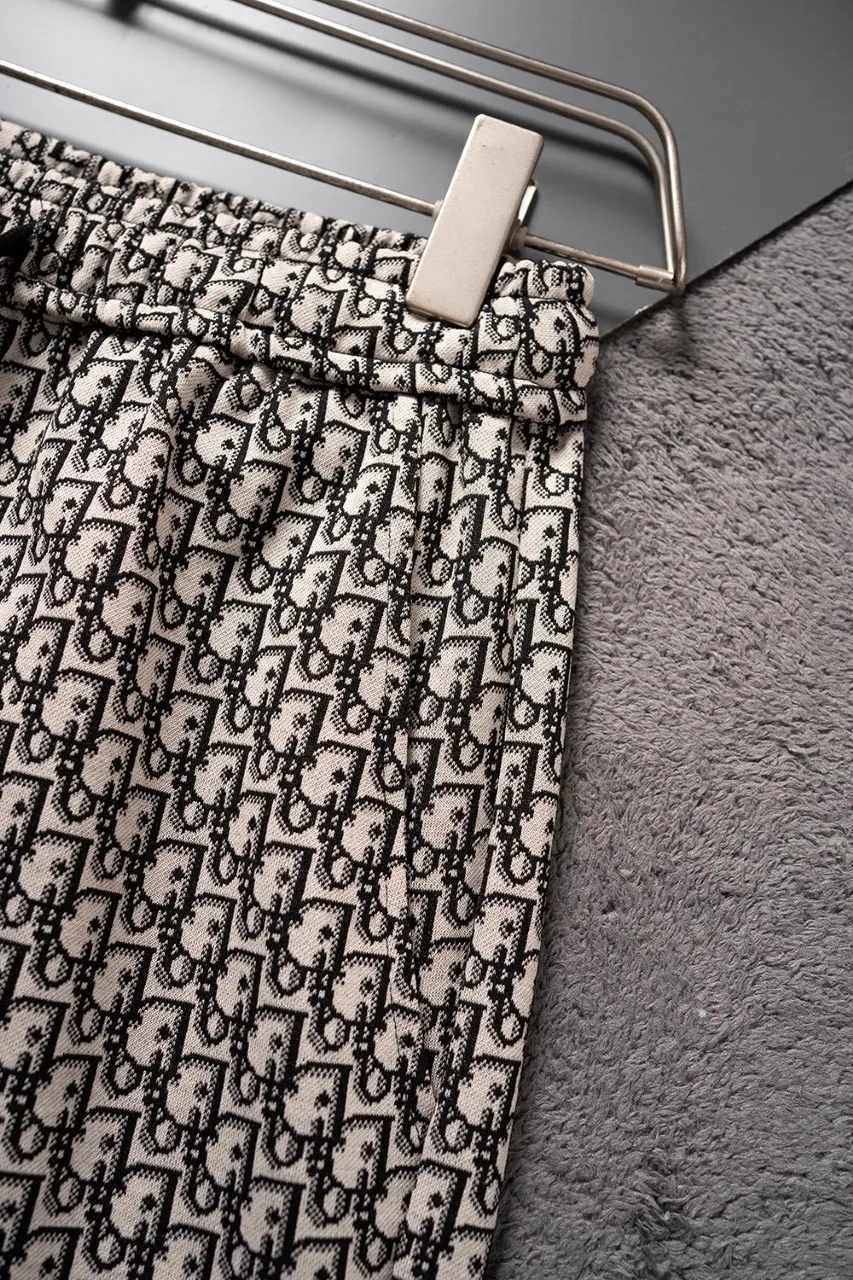 🅿️140 #Z0010 [Restock all year round] Dior·Dior's new knitted shorts. The custom fabric is made of wafer cloth and jacquard knitting technology. The version is tight and three-dimensional. Vertical stripe splicing. Customized trouser cord hardware with strong texture and smoothness. The upper body is comfortable and breathable. The concave and convex three-dimensional sense makes it fashionable and casual. Color: light white brown Size: M-XXXL