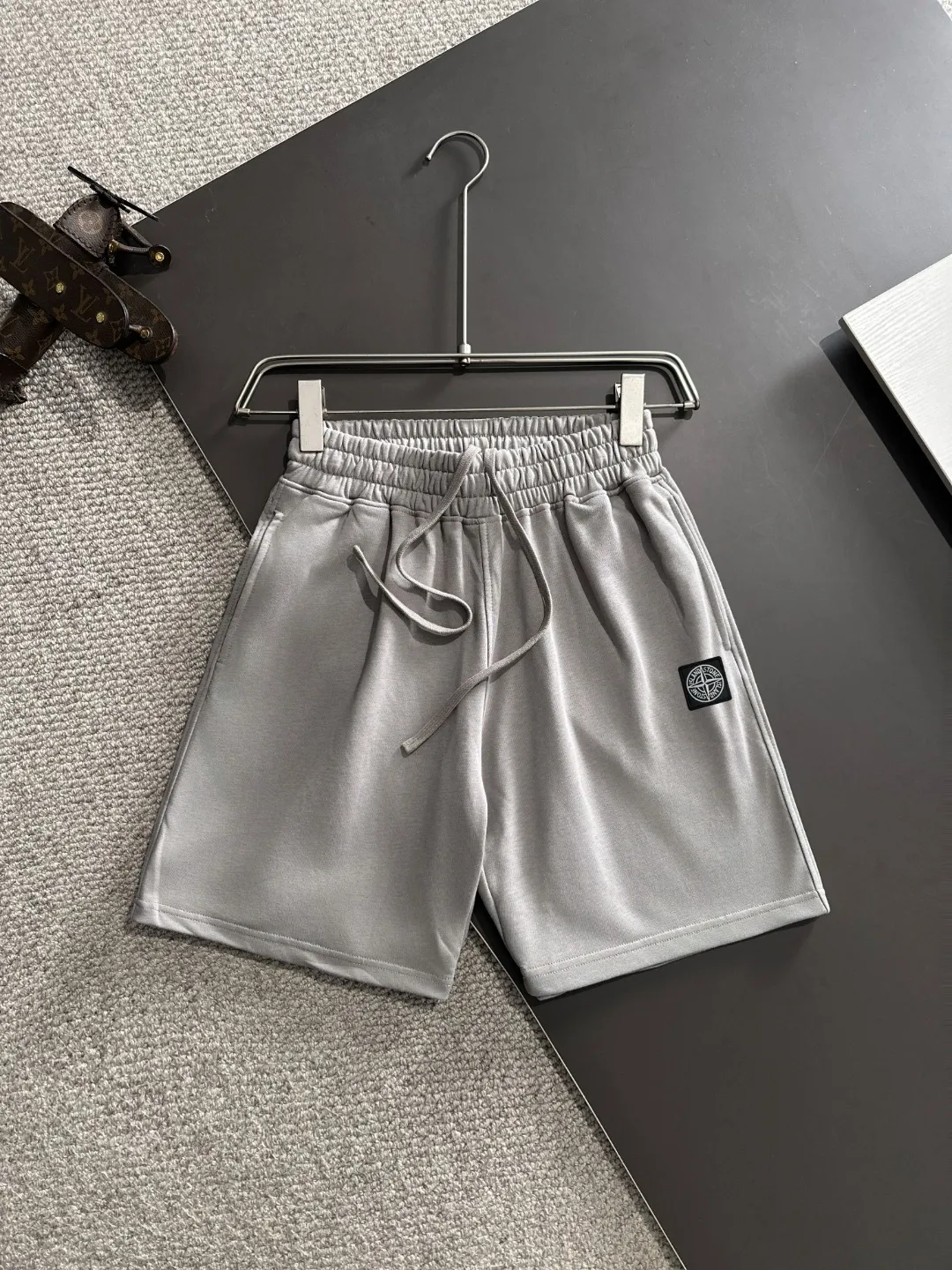 🅿️330 shipped next day, high-end goods DIOR/Dior Stone Island 2025 spring and summer new elastic band casual solid color loose shorts, two needle stitches at the trouser hem, fine and firm stitching, counter-customized fabrics with high breathability and comfort, impeccable details, brand element design concept, reflecting high quality. It feels delicate and soft! It presents a casual cut and the upper body shape is great! Size: S-XXL