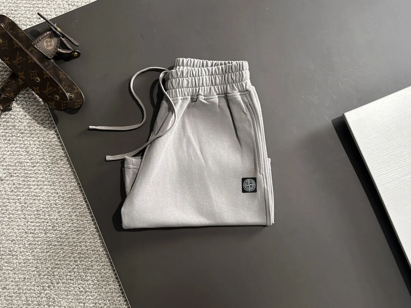 🅿️330 shipped next day, high-end goods DIOR/Dior Stone Island 2025 spring and summer new elastic band casual solid color loose shorts, two needle stitches at the trouser hem, fine and firm stitching, counter-customized fabrics with high breathability and comfort, impeccable details, brand element design concept, reflecting high quality. It feels delicate and soft! It presents a casual cut and the upper body shape is great! Size: S-XXL