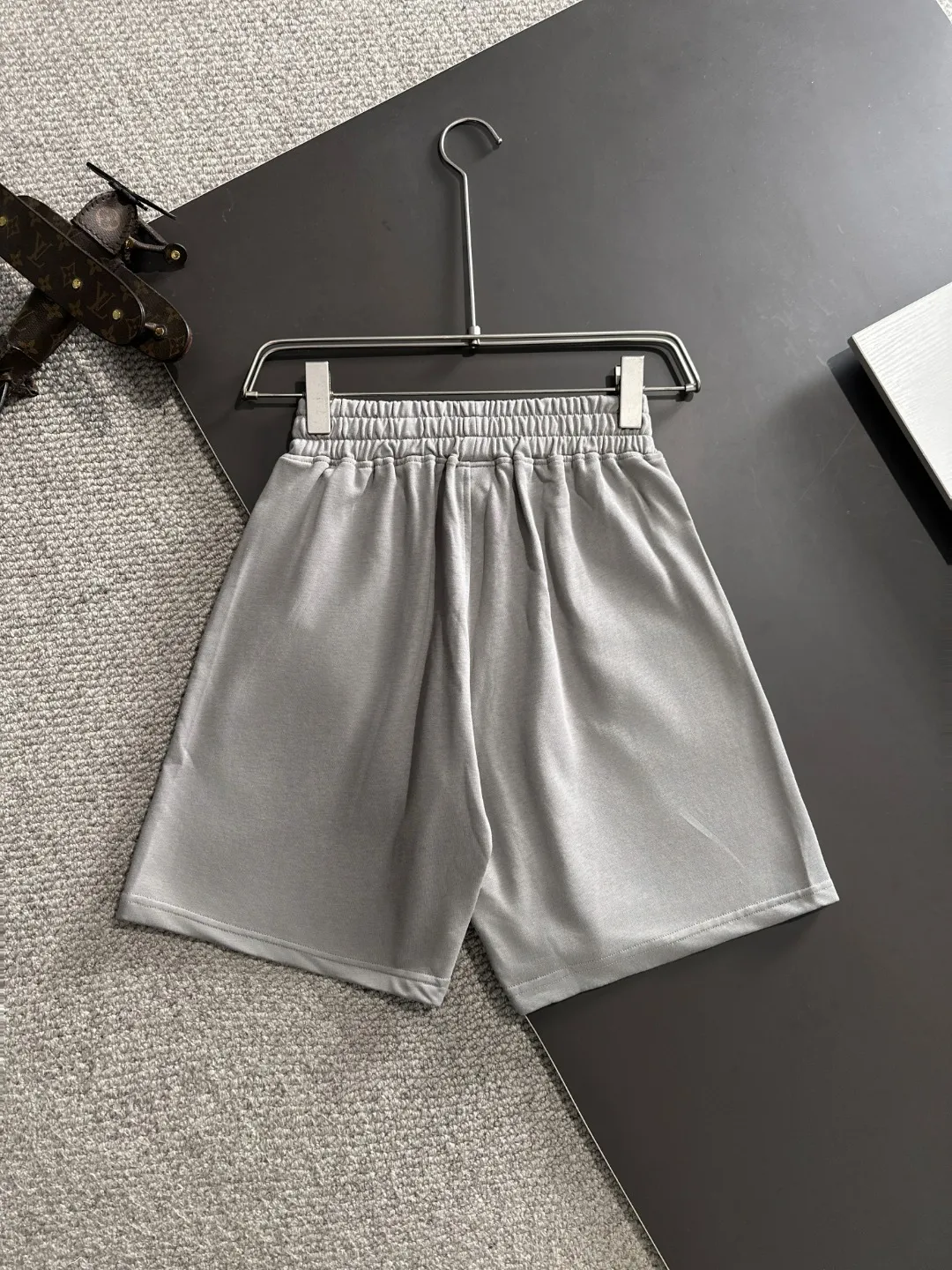 🅿️330 shipped next day, high-end goods DIOR/Dior Stone Island 2025 spring and summer new elastic band casual solid color loose shorts, two needle stitches at the trouser hem, fine and firm stitching, counter-customized fabrics with high breathability and comfort, impeccable details, brand element design concept, reflecting high quality. It feels delicate and soft! It presents a casual cut and the upper body shape is great! Size: S-XXL