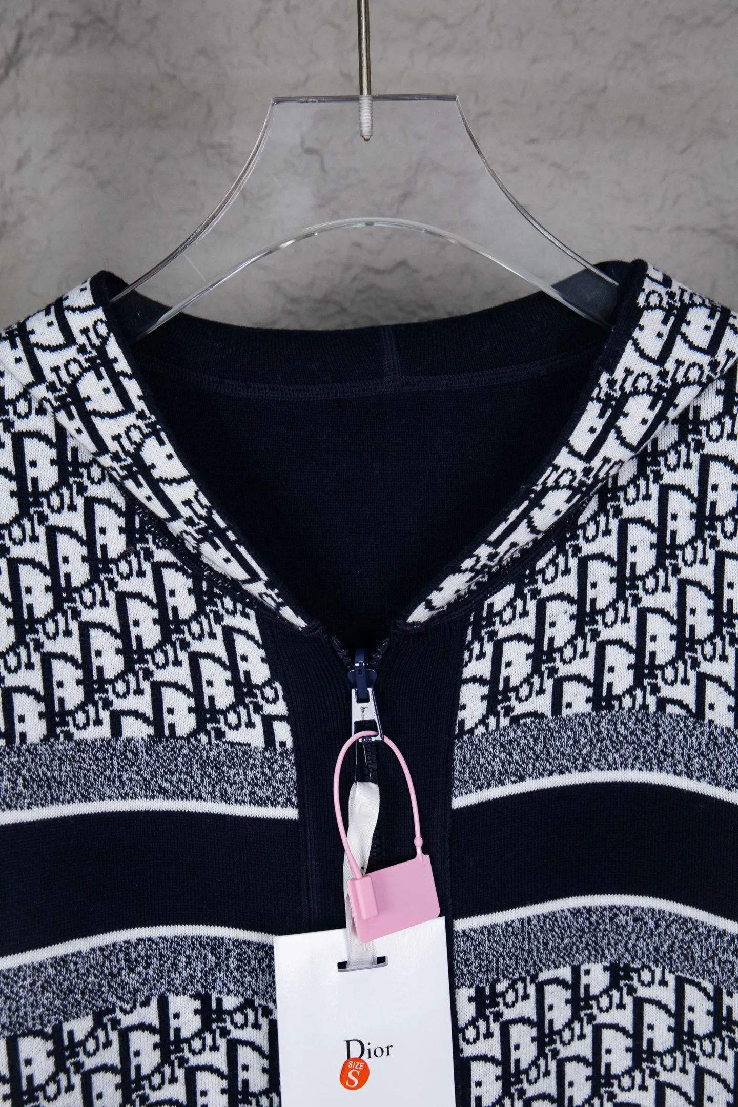 🅿️520 Style No.: M247 Dior 𝘾𝙝𝙧𝙞𝙨𝙩𝙞𝙖𝙣 𝘿𝙞𝙤𝙧 CD 24SS old flower all-over printed double-sided jacquard zipper cardigan jacket sweater Light luxury essential item for daily commuting for men and women Correct version Welcome to compare Detailed features · Made of 50% wool content yarn, 35% cashmere, 15% synthetic fiber · Adopt double-sided jacquard craftsmanship imported from Germany · Collar, cuffs and hem thread design, windproof and comfortable · Spacing between strips of letter logo, fully restored fabric effect · Original main mark, washed tag, moisture-proof paper packaging Color: navy blue white gray Size: S M L