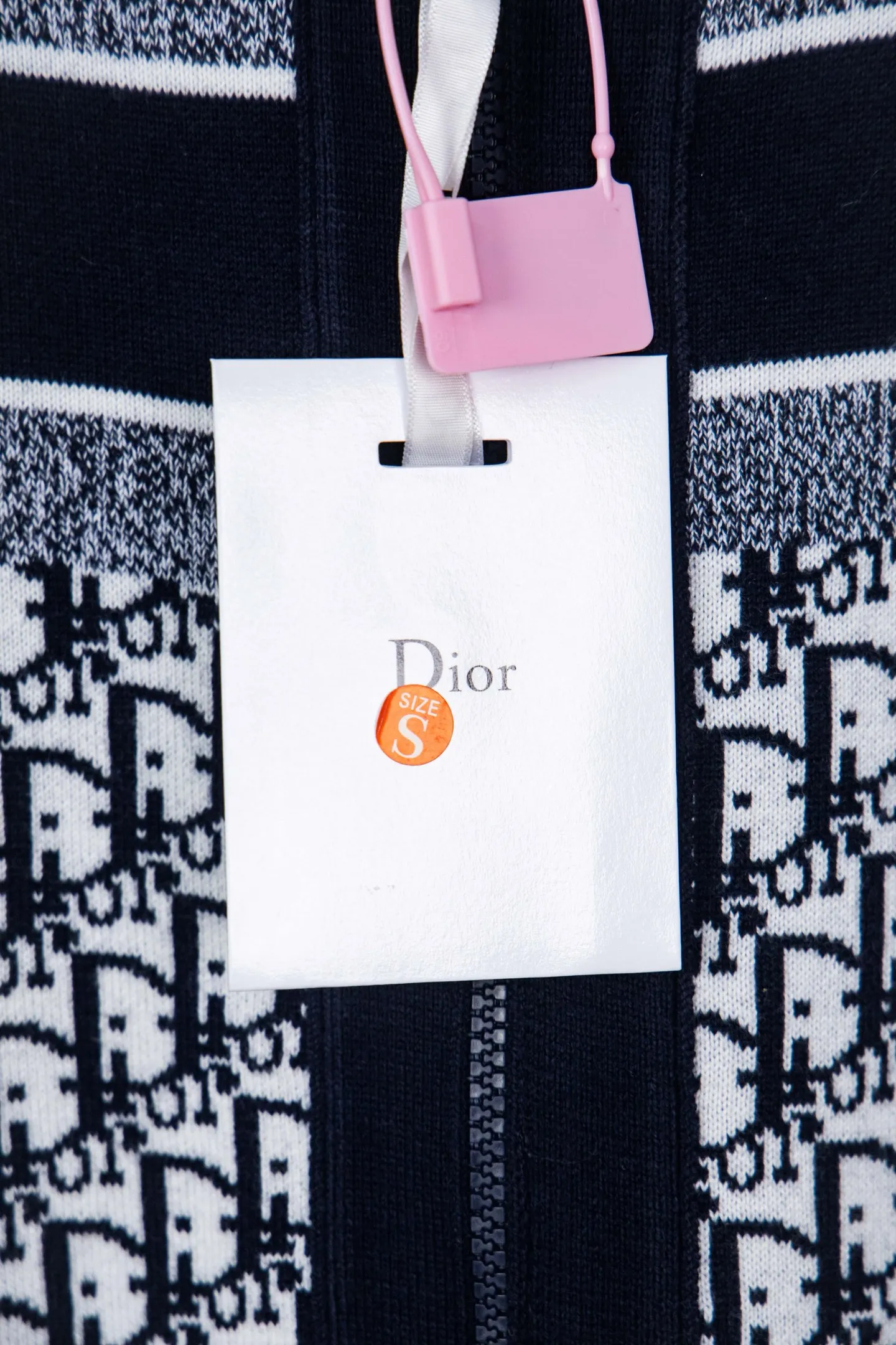 🅿️520 Style No.: M247 Dior 𝘾𝙝𝙧𝙞𝙨𝙩𝙞𝙖𝙣 𝘿𝙞𝙤𝙧 CD 24SS old flower all-over printed double-sided jacquard zipper cardigan jacket sweater Light luxury essential item for daily commuting for men and women Correct version Welcome to compare Detailed features · Made of 50% wool content yarn, 35% cashmere, 15% synthetic fiber · Adopt double-sided jacquard craftsmanship imported from Germany · Collar, cuffs and hem thread design, windproof and comfortable · Spacing between strips of letter logo, fully restored fabric effect · Original main mark, washed tag, moisture-proof paper packaging Color: navy blue white gray Size: S M L