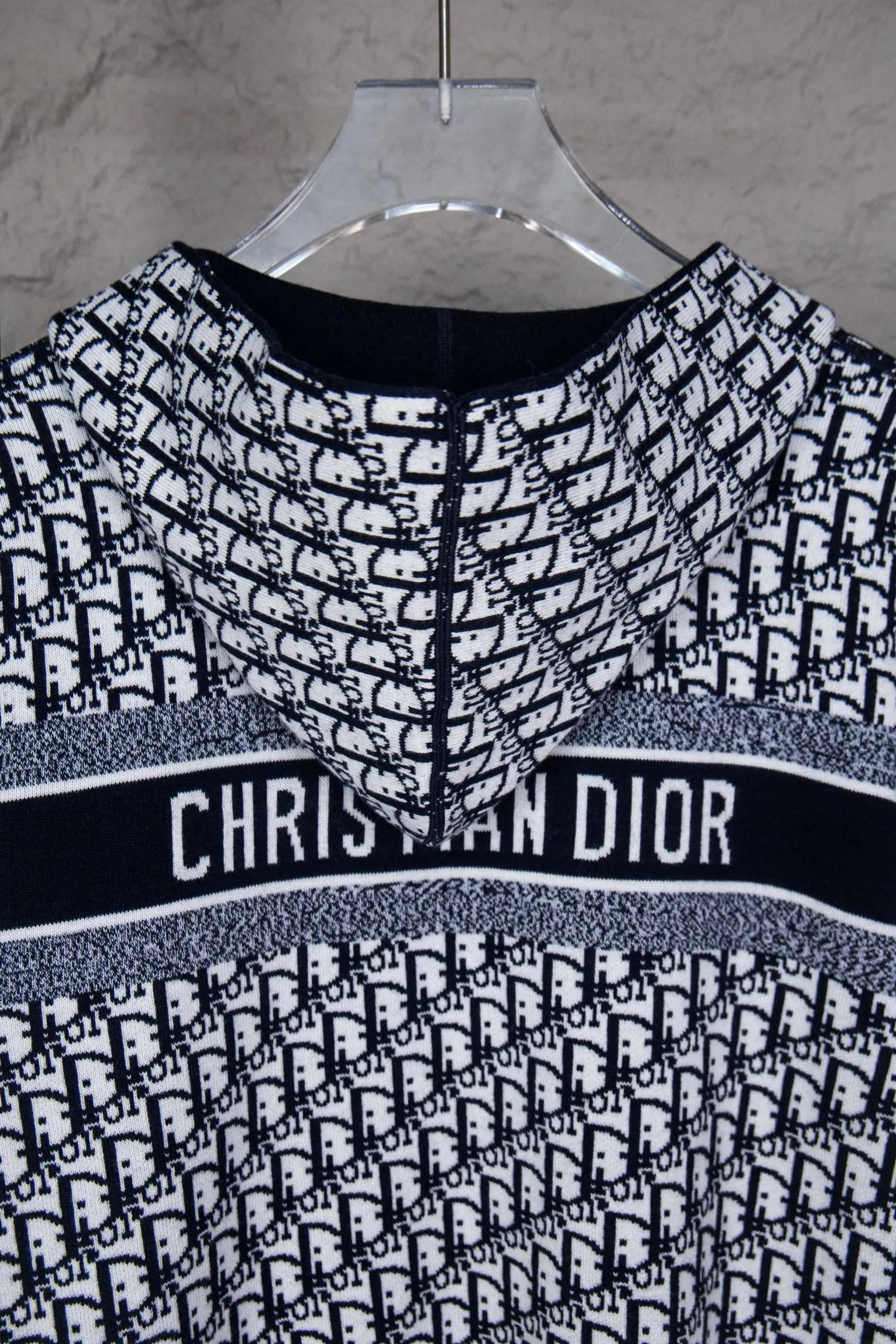 🅿️520 Style No.: M247 Dior 𝘾𝙝𝙧𝙞𝙨𝙩𝙞𝙖𝙣 𝘿𝙞𝙤𝙧 CD 24SS old flower all-over printed double-sided jacquard zipper cardigan jacket sweater Light luxury essential item for daily commuting for men and women Correct version Welcome to compare Detailed features · Made of 50% wool content yarn, 35% cashmere, 15% synthetic fiber · Adopt double-sided jacquard craftsmanship imported from Germany · Collar, cuffs and hem thread design, windproof and comfortable · Spacing between strips of letter logo, fully restored fabric effect · Original main mark, washed tag, moisture-proof paper packaging Color: navy blue white gray Size: S M L