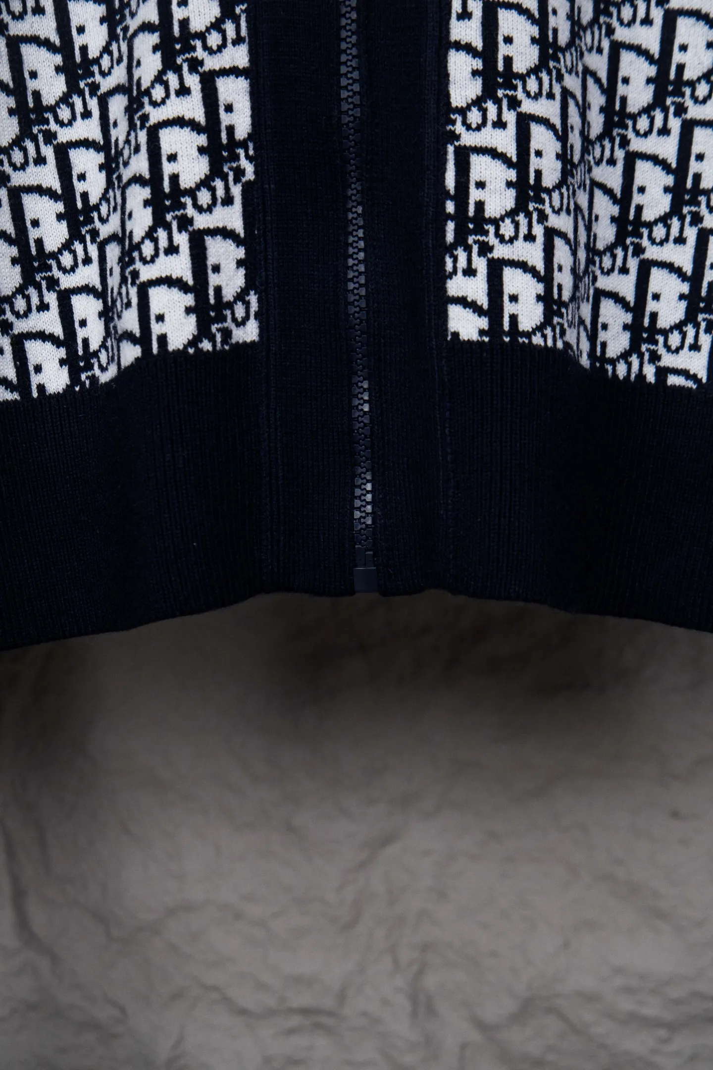 🅿️520 Style No.: M247 Dior 𝘾𝙝𝙧𝙞𝙨𝙩𝙞𝙖𝙣 𝘿𝙞𝙤𝙧 CD 24SS old flower all-over printed double-sided jacquard zipper cardigan jacket sweater Light luxury essential item for daily commuting for men and women Correct version Welcome to compare Detailed features · Made of 50% wool content yarn, 35% cashmere, 15% synthetic fiber · Adopt double-sided jacquard craftsmanship imported from Germany · Collar, cuffs and hem thread design, windproof and comfortable · Spacing between strips of letter logo, fully restored fabric effect · Original main mark, washed tag, moisture-proof paper packaging Color: navy blue white gray Size: S M L