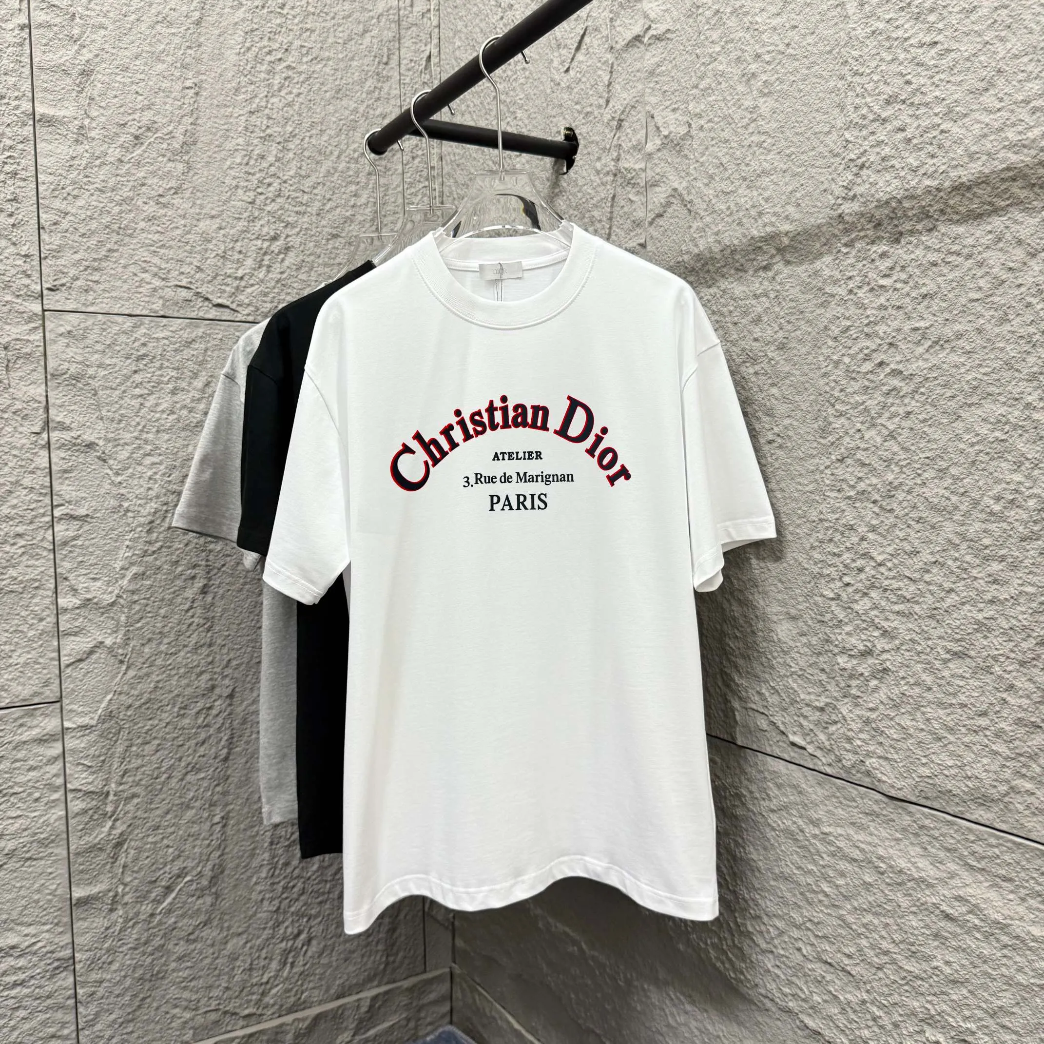 🅿️190 Dio* Dior 2025 spring and summer new style Classic letter flocking technology + three-dimensional silicone Simple and elegant Customized double yarn plain cotton fabric Short-sleeved T-shirt Unisex Color: Black White Size: S (90-130 catties) M (120-150 catties) L (140-165 catties) XL (160-180 catties) XXL (180-210 pounds)