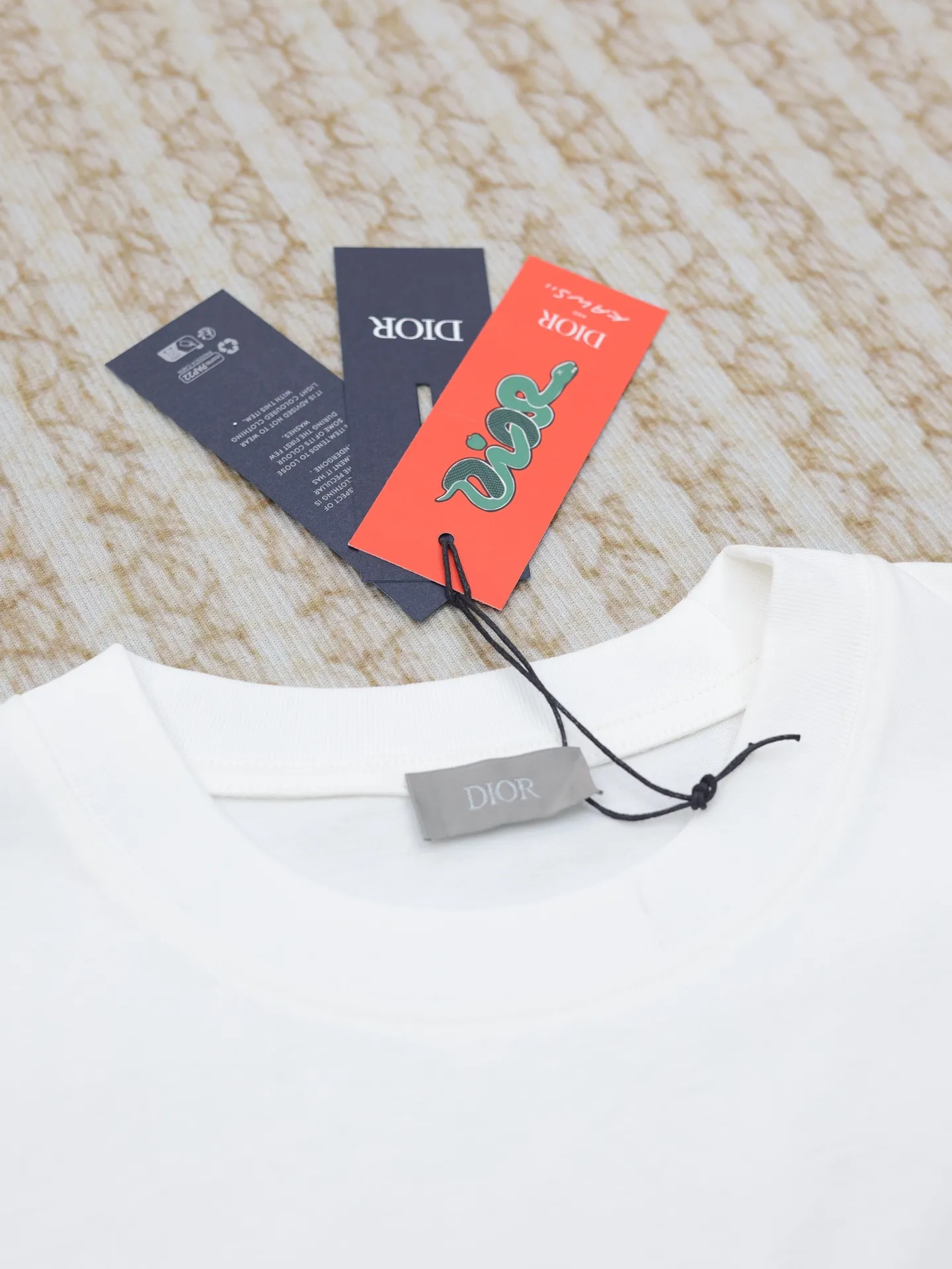 🅿️320 Dio*/Dior 25 joint Year of the Snake limited series short-sleeved T-shirt. Twill cotton material, breathable and comfortable, full of texture. Loose short-sleeved T-shirt cut to highlight the brand style. Made of heavyweight pure cotton, slightly stretchy, showing a slimming visual effect. The cartoon-style snake-shaped pattern embroidery is used on the chest to outline the brand logo and echo the New Year zodiac atmosphere. Size: S/M/L