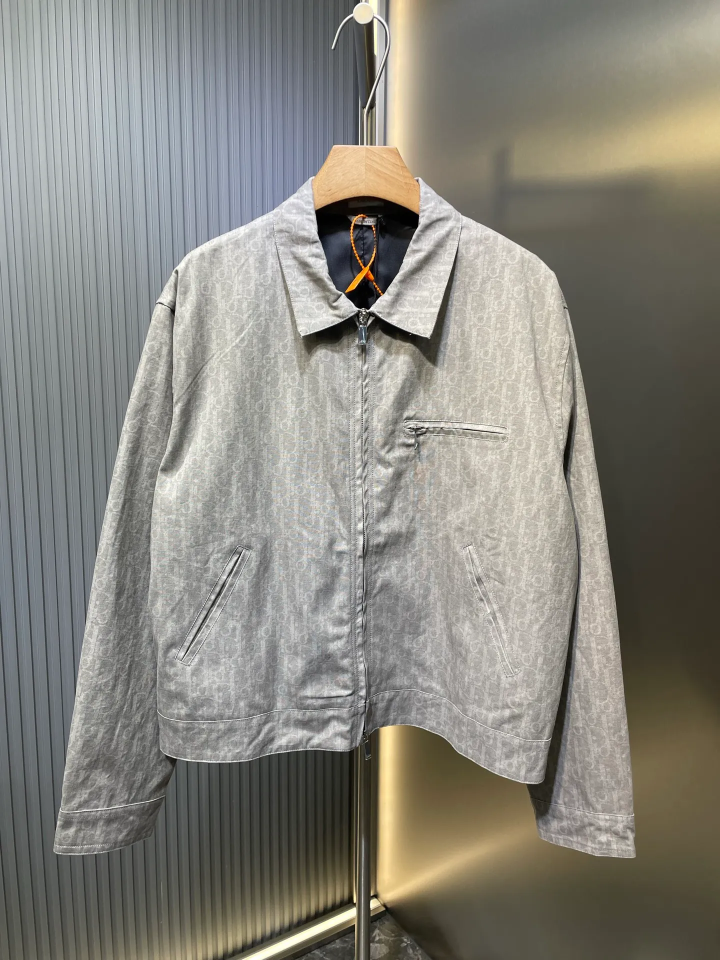 🅿️640 dior 🌟【Top replica】jacquard all-over printed zipper jacket Process description: The whole body is decorated with oblique printing, a new interpretation of dio's classic pattern. Crafted from gray and light blue cotton denim, it features patch pockets on the chest and dio logo buttons. Unique and simple design, novel and unique style, straight and delicate overall wiring, comfortable and soft fabrics, consistent color without color difference. It can be matched with the same style to create a fashionable look and control various occasions. Customized accessories, complete with three standards, same style for men and women! ⚠️Color: Silver ⚠️Size: 46485052