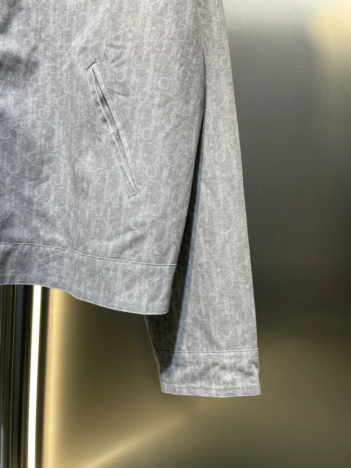 🅿️640 dior 🌟【Top replica】jacquard all-over printed zipper jacket Process description: The whole body is decorated with oblique printing, a new interpretation of dio's classic pattern. Crafted from gray and light blue cotton denim, it features patch pockets on the chest and dio logo buttons. Unique and simple design, novel and unique style, straight and delicate overall wiring, comfortable and soft fabrics, consistent color without color difference. It can be matched with the same style to create a fashionable look and control various occasions. Customized accessories, complete with three standards, same style for men and women! ⚠️Color: Silver ⚠️Size: 46485052
