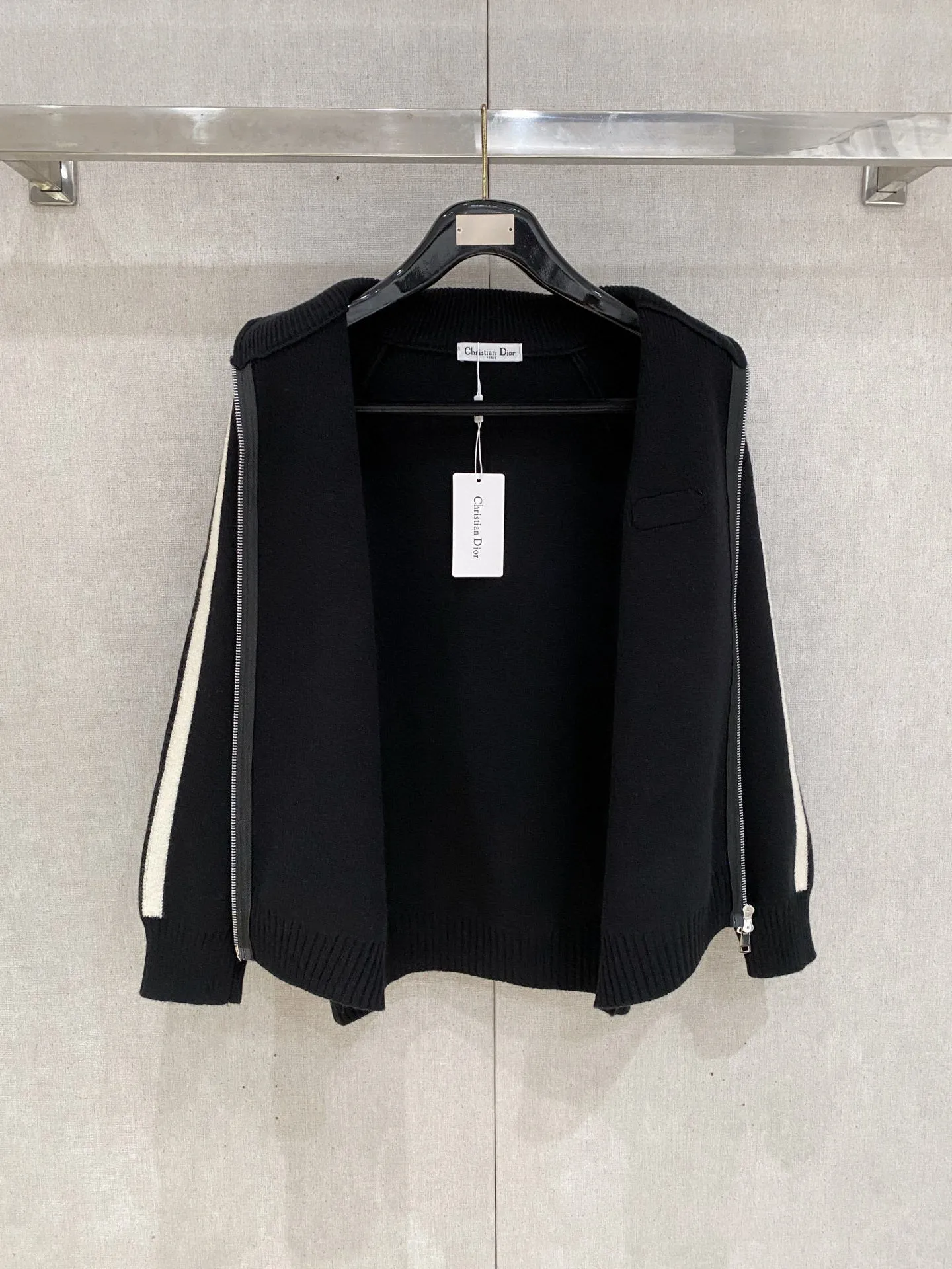 🅿️540 【DIOR】Autumn and winter classic cardigan sweater, in full condition! ! ! Wool blended fabric, the latest model in 2025, golden ratio! ! Slim-fitting soft gold, versatile and practical item, the combination and practicality are extremely powerful, simple and elegant, and classy! To create your own style, it is highly recommended to buy it in two colors. The standard slim fit tailoring process is suitable for both young and old men. It is knitted from wool and will not cause any discomfort! While keeping warm, it is stylish, textured and wearable, and the classic logo with contrasting colors on the chest feels in place! ! Recommended for regular customers! ! Size M-3XL (maximum wear: 190 pounds)
