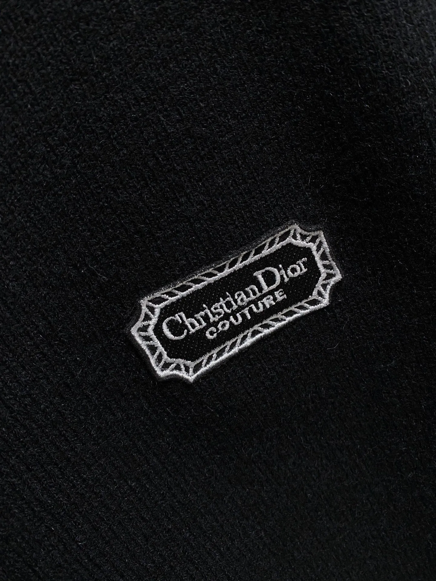 🅿️540 【DIOR】Autumn and winter classic cardigan sweater, in full condition! ! ! Wool blended fabric, the latest model in 2025, golden ratio! ! Slim-fitting soft gold, versatile and practical item, the combination and practicality are extremely powerful, simple and elegant, and classy! To create your own style, it is highly recommended to buy it in two colors. The standard slim fit tailoring process is suitable for both young and old men. It is knitted from wool and will not cause any discomfort! While keeping warm, it is stylish, textured and wearable, and the classic logo with contrasting colors on the chest feels in place! ! Recommended for regular customers! ! Size M-3XL (maximum wear: 190 pounds)