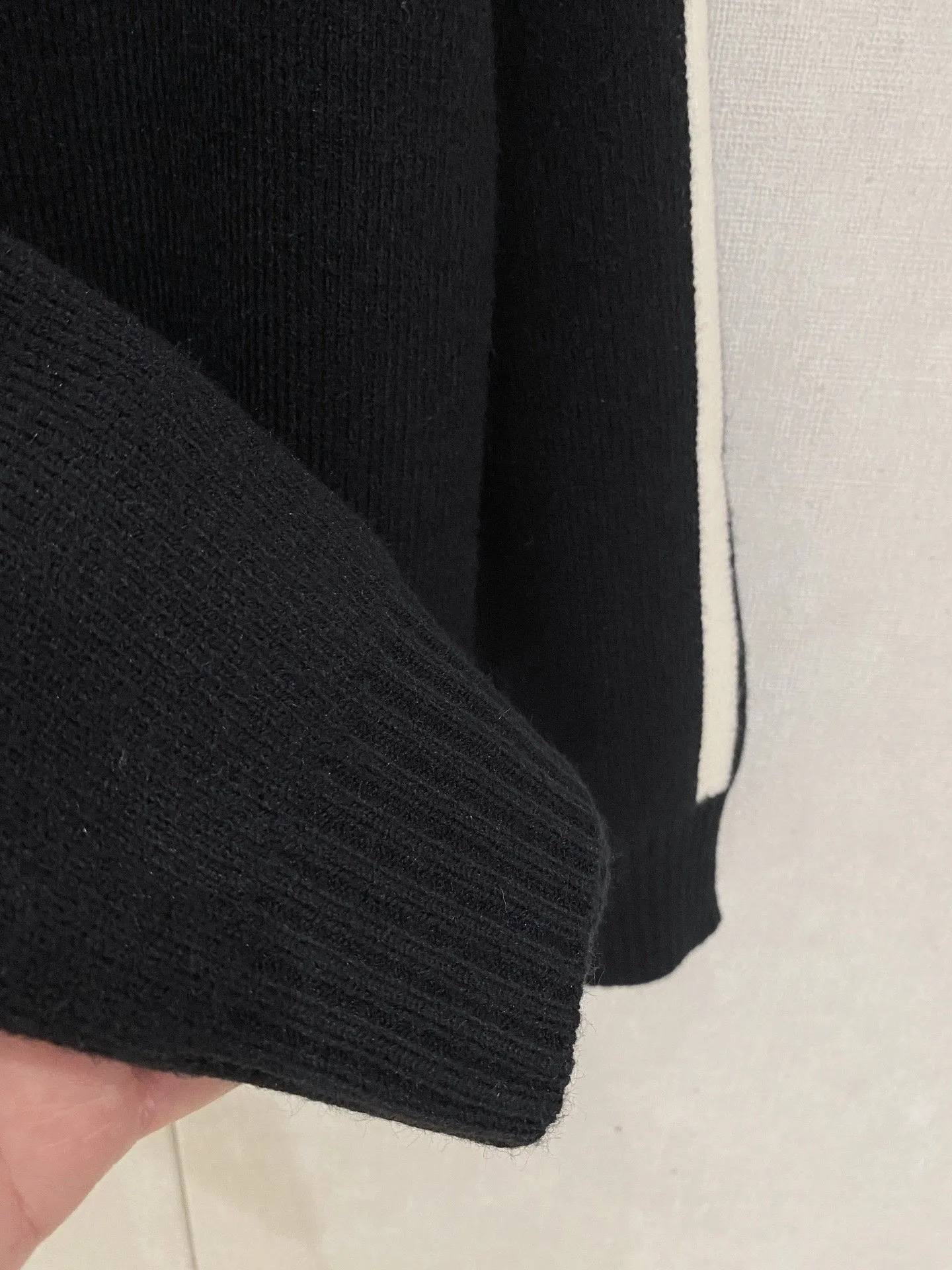 🅿️540 【DIOR】Autumn and winter classic cardigan sweater, in full condition! ! ! Wool blended fabric, the latest model in 2025, golden ratio! ! Slim-fitting soft gold, versatile and practical item, the combination and practicality are extremely powerful, simple and elegant, and classy! To create your own style, it is highly recommended to buy it in two colors. The standard slim fit tailoring process is suitable for both young and old men. It is knitted from wool and will not cause any discomfort! While keeping warm, it is stylish, textured and wearable, and the classic logo with contrasting colors on the chest feels in place! ! Recommended for regular customers! ! Size M-3XL (maximum wear: 190 pounds)