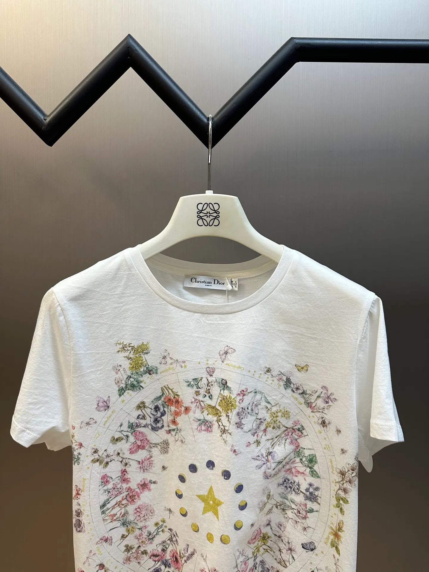 🅿️290 Dior Constellation Flower Print Short Sleeve This T-shirt is decorated with multi-color Dior Astral Flowers pattern, using seasonal flowers to interpret the 12 constellation patterns, telling a unique story. Crafted from white cotton jersey in a regular fit and round neck. Pair with other Dior Astral Flowers pattern pieces for a sophisticated look.  size：s m l