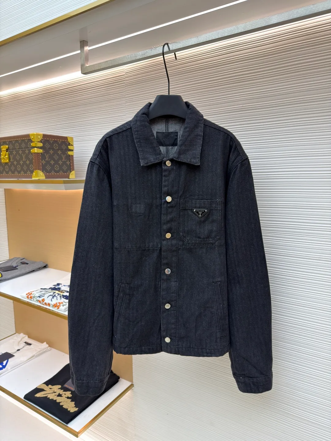 Prada triangle logo denim jacket ●Original version: Purchased and developed for 14700 ●Item number: 1681457-B40 ●Fabric: Denim denim ●Technology: Washed production ●Color: black ●Version: Fitted version ●Weight: about 775 grams ●Size: S-M-L-XL ●Description: Customized obsidian washed denim denim with velvet feel, high texture, tight and delicate, pure black, as deep as night Mysterious and full of endless charm, the iconic triangle logo on the chest is like the finishing touch, low-key but highly recognizable. The unique herringbone texture gives the jacket a retro charm and three-dimensional layering, adding a calm and restrained temperament. It shows elegance and uses imported special machine infrared to locate the "Prada triangle logo". The position is more accurate. It is firm and strong, and the body is cut three-dimensionally. Return to traditional craftsmanship through segmentation, folding, shrinking and stretching techniques. The so-called slow work produces fine work, which is respect for the material. The pursuit of feel is complicated and tedious in workmanship, slow in aging, high in losses, and the template machine opens the bag. The preset template guides the position, shape and size of the bag opening. The accuracy ensures the quality of the bag opening effect, and the washing water is retro and old. Use a special solution to remove stains and slight fading. Use strong washing methods to fade the color to make it more uniform. Complex workmanship and high loss. The overall wiring is straight and delicate, the fabric is comfortable and soft, and the color is consistent without color difference. It can be matched with the same style to create a fashionable look and control various occasions. Customized accessories, complete with three standards, same style for men and women!