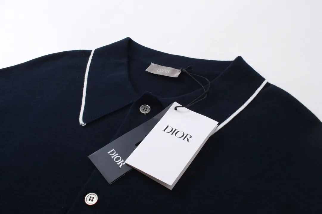 🅿️230 CD/2024ss Polo sweater in dark blue with classic CD Icon logo embroidery to enhance the style. Crafted from wool, cashmere and silk-blend jersey, it has contrasting white pinstripes on the collar. Wear it with Dior Essentials pieces for a classic look. Same style for men and women Size: XS-L