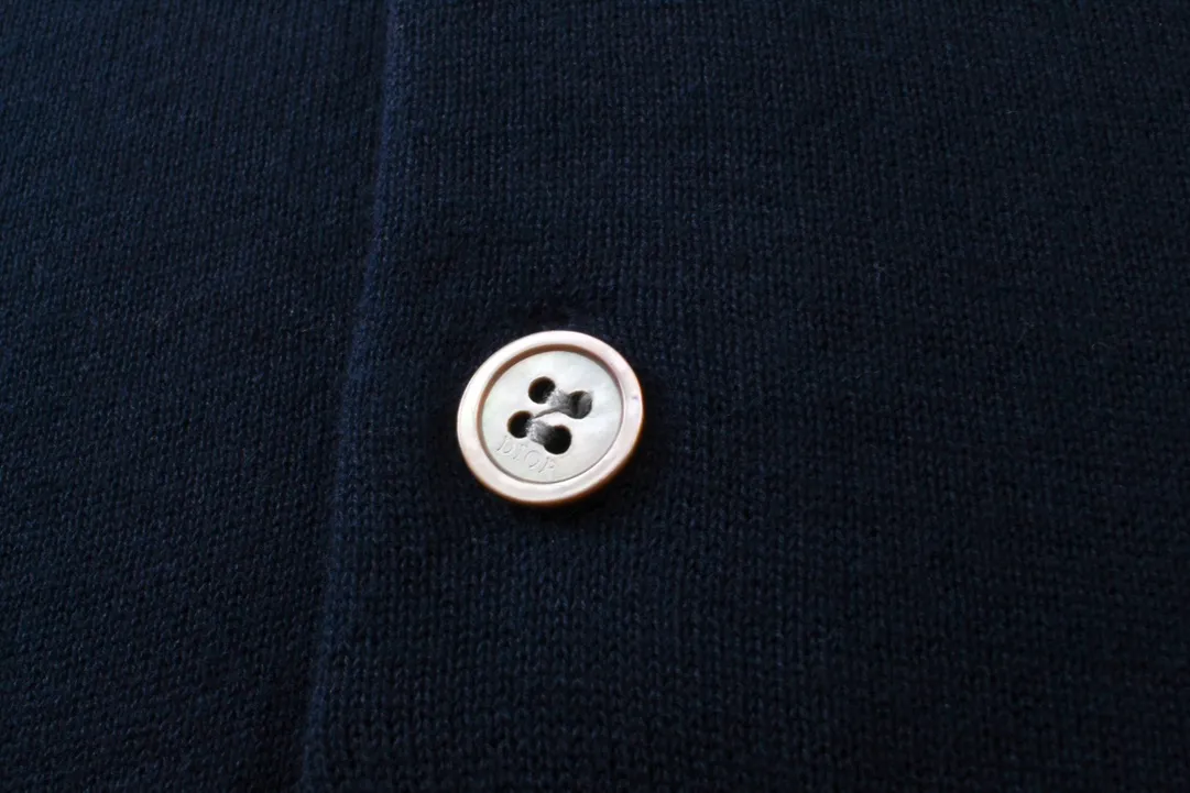🅿️230 CD/2024ss Polo sweater in dark blue with classic CD Icon logo embroidery to enhance the style. Crafted from wool, cashmere and silk-blend jersey, it has contrasting white pinstripes on the collar. Wear it with Dior Essentials pieces for a classic look. Same style for men and women Size: XS-L