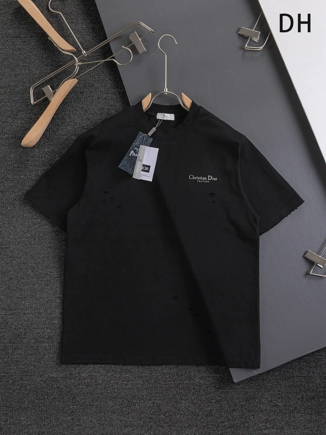 🅿️220 Christian Dior Dior Dior CD micro-wide version S-XL CD 25SS New product counter best-selling model Simple letter printing on the chest Back panel CD Dior lily of the valley hole short-sleeved T-shirt Printed logo pattern As the leader in the luxury world, the D family is well-deserved. The first thing that catches the eye is the loose and comfortable black and white solid color version of the piece we are going to talk about today. The ribbed round collar has become the best modification of its version, and the D family has the upper body LOGO listed on the front, and the unique embroidery design of the letter logo patch highlights the texture! The most traditional modification method combined with the simplest color scale contrast forms the strongest and direct contrast, and this is often the most concise and clear minimalist modification method~~A nostalgic classic atmosphere also spreads in this work inadvertently! ! Featuring a distinctive 47 logo patch embroidery on the front, a unique tribute to Dior's historic year! Coupled with the blessing of 320 grams of cotton material, both the upper body comfort and the existence are unparalleled. It can be said to be a must-have companion in summer. The excellent breathability and comfortable wearing feeling are unparalleled~ Recommended! ! Color: Black White Size: S-XL Size chart: S: Shoulder width 55-Bust 56-Length 71.5 M: Shoulder width 56.5-Bust 58-Length 73 L: Shoulder width 58-Bust 60-Length 74.5 XL: Shoulder width 59.5-Bust 62-Length 76