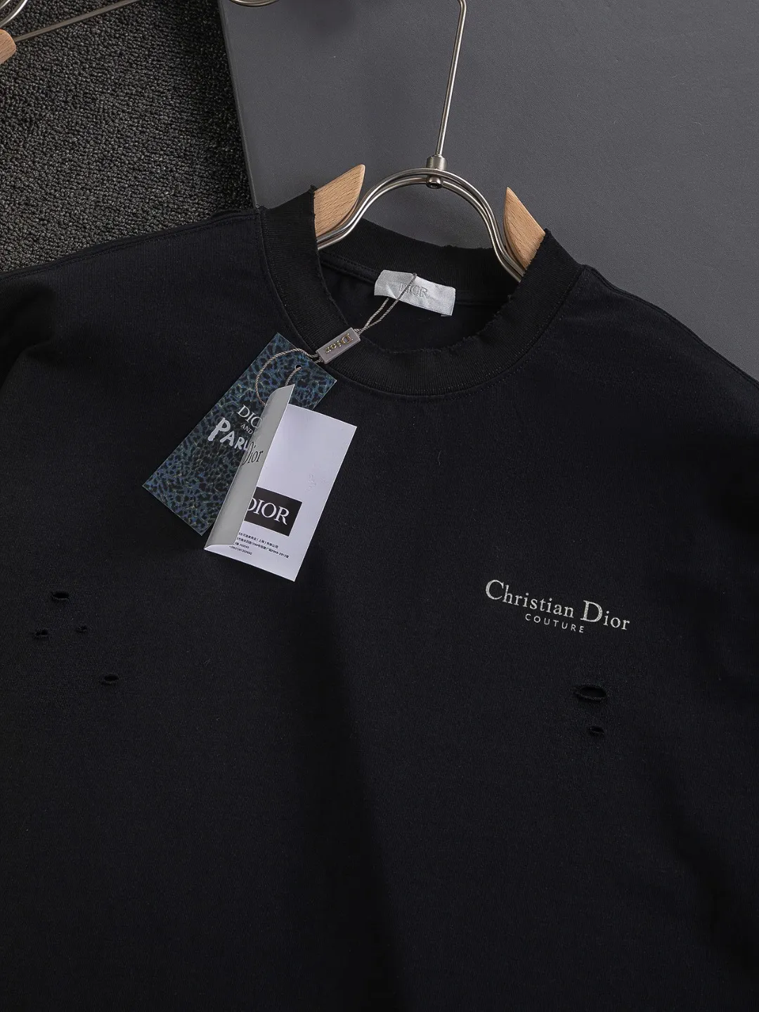 🅿️220 Christian Dior Dior Dior CD micro-wide version S-XL CD 25SS New product counter best-selling model Simple letter printing on the chest Back panel CD Dior lily of the valley hole short-sleeved T-shirt Printed logo pattern As the leader in the luxury world, the D family is well-deserved. The first thing that catches the eye is the loose and comfortable black and white solid color version of the piece we are going to talk about today. The ribbed round collar has become the best modification of its version, and the D family has the upper body LOGO listed on the front, and the unique embroidery design of the letter logo patch highlights the texture! The most traditional modification method combined with the simplest color scale contrast forms the strongest and direct contrast, and this is often the most concise and clear minimalist modification method~~A nostalgic classic atmosphere also spreads in this work inadvertently! ! Featuring a distinctive 47 logo patch embroidery on the front, a unique tribute to Dior's historic year! Coupled with the blessing of 320 grams of cotton material, both the upper body comfort and the existence are unparalleled. It can be said to be a must-have companion in summer. The excellent breathability and comfortable wearing feeling are unparalleled~ Recommended! ! Color: Black White Size: S-XL Size chart: S: Shoulder width 55-Bust 56-Length 71.5 M: Shoulder width 56.5-Bust 58-Length 73 L: Shoulder width 58-Bust 60-Length 74.5 XL: Shoulder width 59.5-Bust 62-Length 76