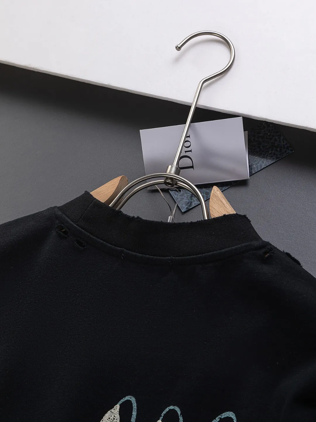 🅿️220 Christian Dior Dior Dior CD micro-wide version S-XL CD 25SS New product counter best-selling model Simple letter printing on the chest Back panel CD Dior lily of the valley hole short-sleeved T-shirt Printed logo pattern As the leader in the luxury world, the D family is well-deserved. The first thing that catches the eye is the loose and comfortable black and white solid color version of the piece we are going to talk about today. The ribbed round collar has become the best modification of its version, and the D family has the upper body LOGO listed on the front, and the unique embroidery design of the letter logo patch highlights the texture! The most traditional modification method combined with the simplest color scale contrast forms the strongest and direct contrast, and this is often the most concise and clear minimalist modification method~~A nostalgic classic atmosphere also spreads in this work inadvertently! ! Featuring a distinctive 47 logo patch embroidery on the front, a unique tribute to Dior's historic year! Coupled with the blessing of 320 grams of cotton material, both the upper body comfort and the existence are unparalleled. It can be said to be a must-have companion in summer. The excellent breathability and comfortable wearing feeling are unparalleled~ Recommended! ! Color: Black White Size: S-XL Size chart: S: Shoulder width 55-Bust 56-Length 71.5 M: Shoulder width 56.5-Bust 58-Length 73 L: Shoulder width 58-Bust 60-Length 74.5 XL: Shoulder width 59.5-Bust 62-Length 76