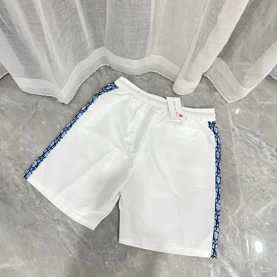 🅿️130 #V0096 [Restock all year round] Dior's new classic casual beach shorts. Pictures taken by mobile phone pixels 🈚️Any ps📷📷 Classic plaid quick-drying three-quarter pants, the same style for men and women. The fabric is made of polyester fiber, which is stain-resistant and wrinkle-resistant. It is the most suitable material for going out in summer! It is guaranteed to be cool and comfortable enough at the same time. It is super stylish when you wear it casually. You can clearly see the texture when you look at the photos. It is not the general market material that can seduce a person who wants to go on vacation in a minute. It has pockets on both sides and a drawstring at the waist. It is a very practical design. The workmanship, details and fit are impeccable. It can be worn as casual pants or beach pants. It is a must-have for beach vacations, home leisure, gym equipment, morning running and night running. It is practical and functional. Color: White Black Size: M-XXXL