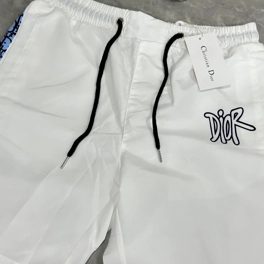 🅿️130 #V0096 [Restock all year round] Dior's new classic casual beach shorts. Pictures taken by mobile phone pixels 🈚️Any ps📷📷 Classic plaid quick-drying three-quarter pants, the same style for men and women. The fabric is made of polyester fiber, which is stain-resistant and wrinkle-resistant. It is the most suitable material for going out in summer! It is guaranteed to be cool and comfortable enough at the same time. It is super stylish when you wear it casually. You can clearly see the texture when you look at the photos. It is not the general market material that can seduce a person who wants to go on vacation in a minute. It has pockets on both sides and a drawstring at the waist. It is a very practical design. The workmanship, details and fit are impeccable. It can be worn as casual pants or beach pants. It is a must-have for beach vacations, home leisure, gym equipment, morning running and night running. It is practical and functional. Color: White Black Size: M-XXXL