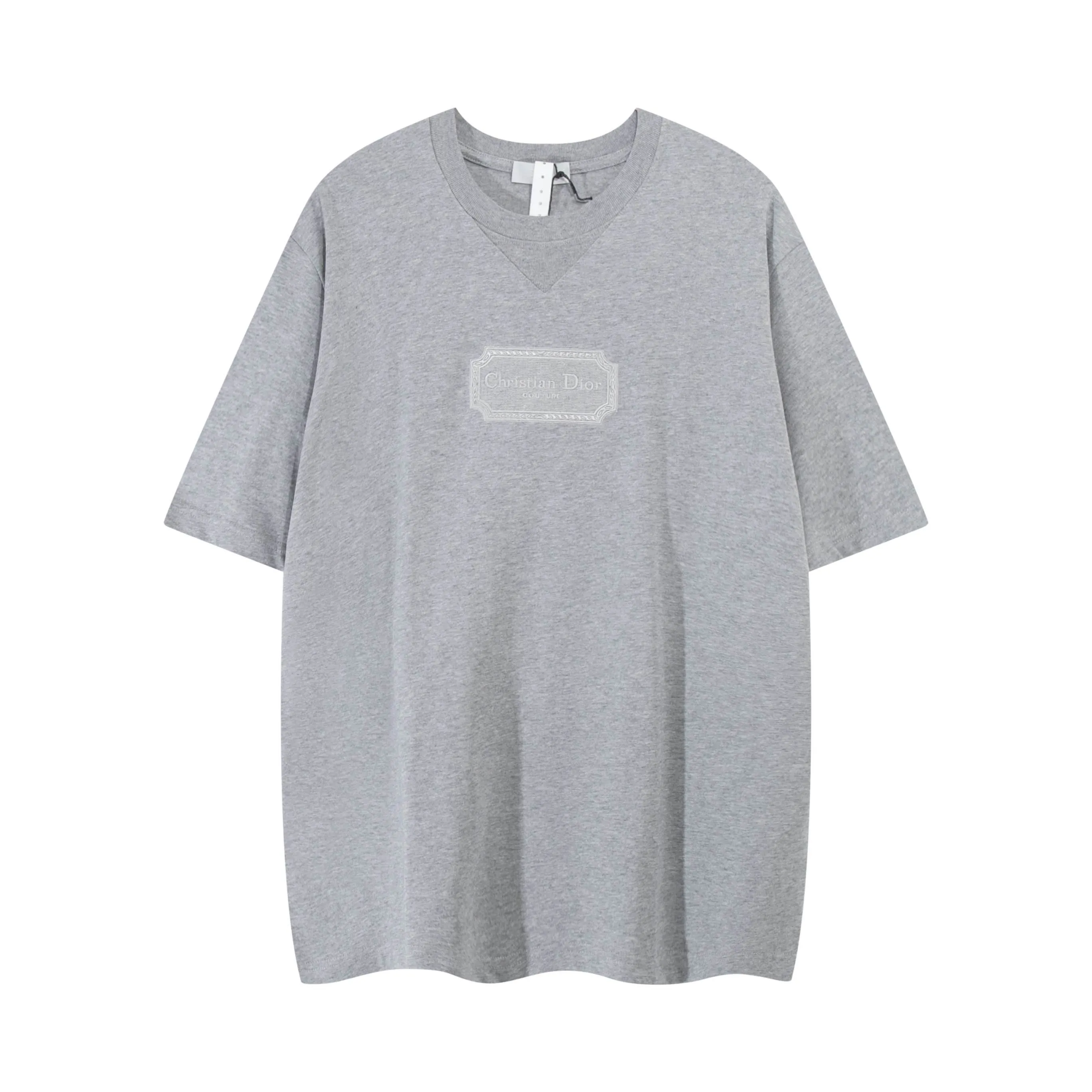 🅿️190 High-quality new Dior Dior embroidered silver logo short-sleeve. Summer channel limited new model. Simple yet stylish retro brand logo. It is very cool in summer and is a couple style. It is recommended to buy it in two colors. Made from custom fabrics. DuPont's Sorona material is added to have good skin-friendly properties, reduce shrinkage, and support good shape retention of the fabric. The fabric features are 7A antibacterial, moisture-absorbing and quick-drying, skin-friendly, slightly elastic and not tight, soft and delicate to the touch, comfortable to wear without any sense of restraint. At the same time, Sorona is a new generation of environmentally friendly materials, 38% of which is converted from corn fiber. It reduces the use of petroleum, is environmentally friendly, and you can also play a part in protecting the environment. And it has good moisture absorption properties. The fabric will not stick to the skin when you sweat when wearing it, giving the skin a full dry feeling. Fine workmanship. Size: XS-L