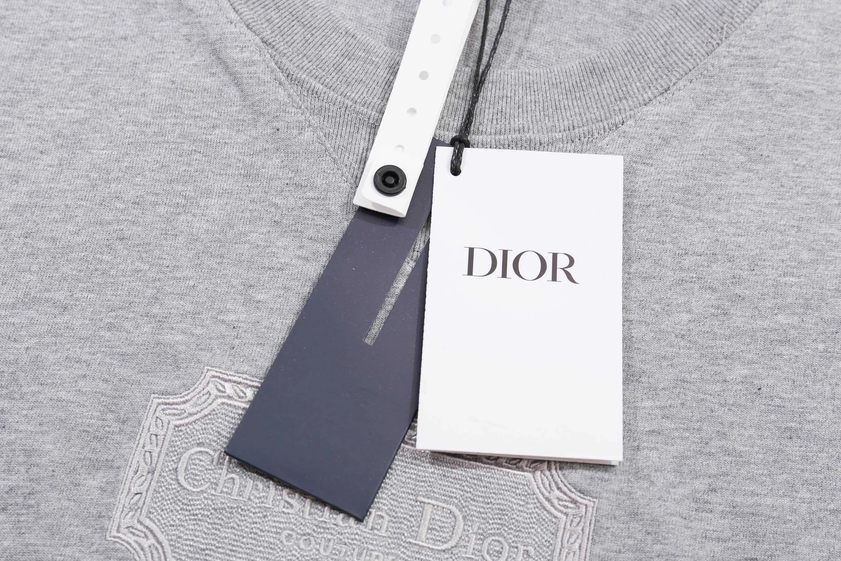 🅿️190 High-quality new Dior Dior embroidered silver logo short-sleeve. Summer channel limited new model. Simple yet stylish retro brand logo. It is very cool in summer and is a couple style. It is recommended to buy it in two colors. Made from custom fabrics. DuPont's Sorona material is added to have good skin-friendly properties, reduce shrinkage, and support good shape retention of the fabric. The fabric features are 7A antibacterial, moisture-absorbing and quick-drying, skin-friendly, slightly elastic and not tight, soft and delicate to the touch, comfortable to wear without any sense of restraint. At the same time, Sorona is a new generation of environmentally friendly materials, 38% of which is converted from corn fiber. It reduces the use of petroleum, is environmentally friendly, and you can also play a part in protecting the environment. And it has good moisture absorption properties. The fabric will not stick to the skin when you sweat when wearing it, giving the skin a full dry feeling. Fine workmanship. Size: XS-L