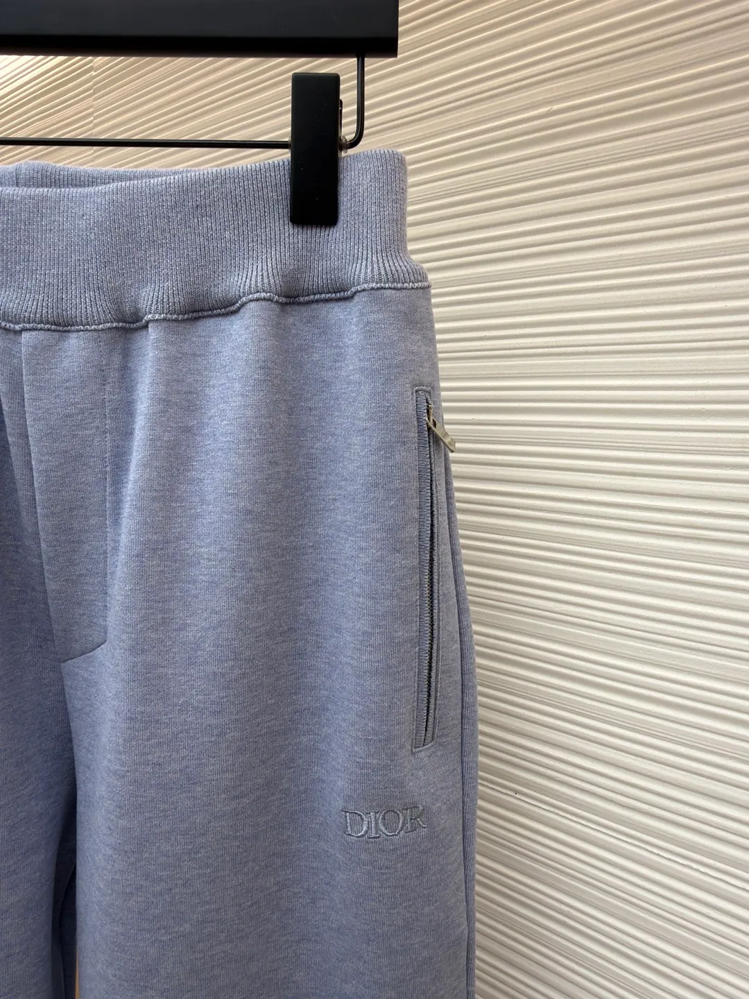 Dior presbyopic double-sided woolen sheepskin trousers ●Item number: 1681744-B15 ●Material: wool cashmere fabric ●Technology: jacquard texture production ●Color: blue ●Version: fitted version ●Weight: about 675 grams ●Size: S-M-L-XL ●Description: The fabric is made of cashmere fabric, containing 50% wool and pure cotton, with original hemming inside, jacquard letters, integrated design. One side has a solid color logo, and the spliced side has a classic presbyopia. It can be worn on both sides to change the style at any time. Customized imported velvet imported machine weaving, the material is conscientious and full of high-end texture. It is comfortable to wear and skin-friendly. It is made by a large factory and has perfect details and texture. The fabric is made of imported cashmere yarn. New product for early autumn! Hot style return! New version of dropped shoulder design High-grade navy blue presbyopic logo zipper cashmere jacket. Reversible. The letter jacquard texture on the back is luxurious and handsome. The hooded design is fashionable and advanced. The classic version does not make people look slimmer. Highly recommended! The overall wiring is straight and delicate, the fabric is comfortable and soft, and the color is consistent without color difference. It can be matched with the same style to create a fashionable look and control various occasions. Customized accessories, complete with three standards, same style for men and women!