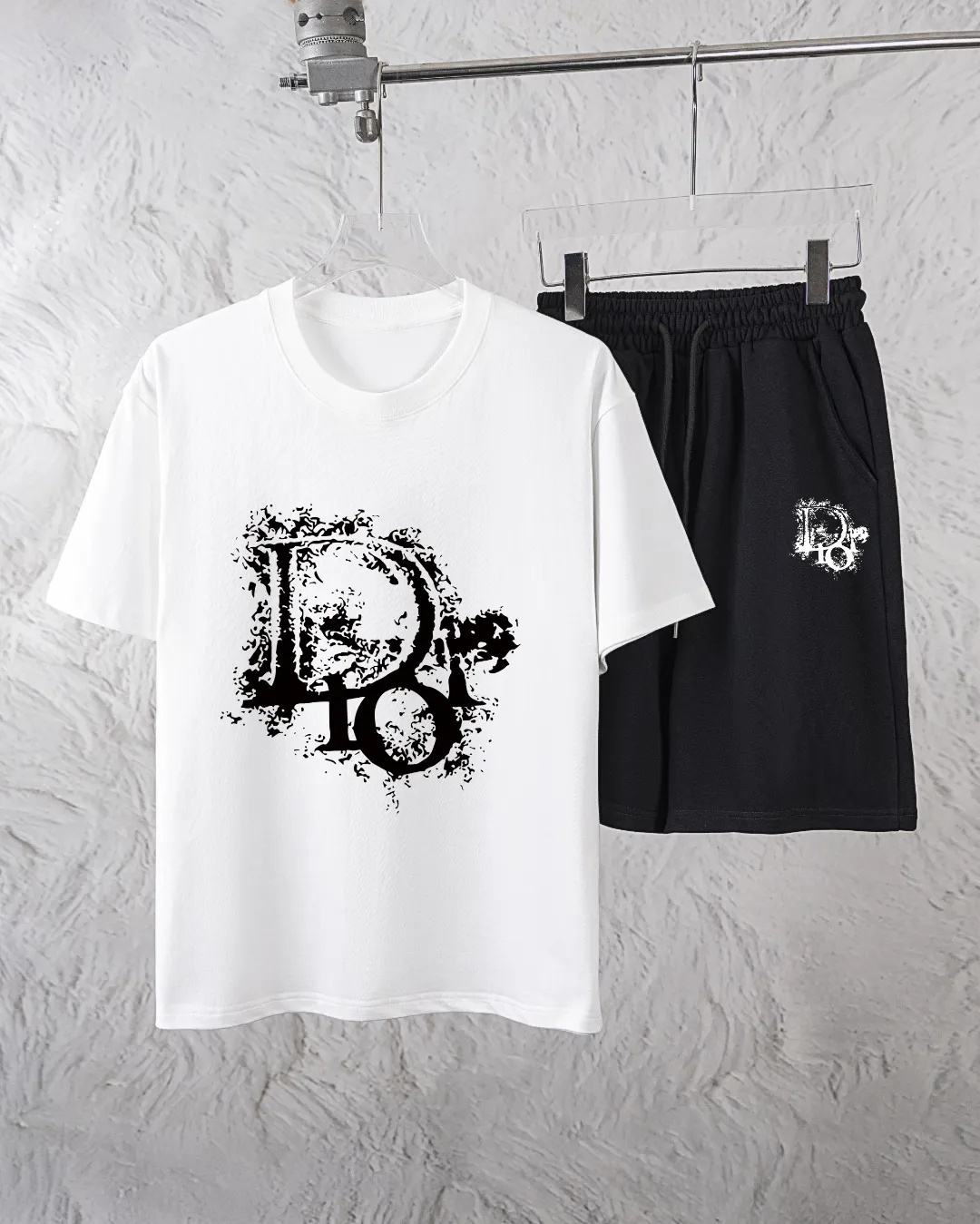🅿️300 Dior Exclusively provides new trendy men’s fashionable round neck short-sleeved shorts suits, trendy and fashionable casual short-sleeved suits! It has high breathability and comfort, impeccable details, and brand element design concept, reflecting high quality. It presents a casual cut and the upper body shape is great! Material: 250g Xinjiang long-staple cotton short sleeves + 360g pure cotton terry shorts Size: S M L Due to manual measurement, there is a deviation of about 1-3CM in size.