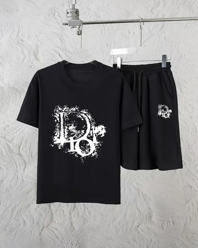 🅿️300 Dior Exclusively provides new trendy men’s fashionable round neck short-sleeved shorts suits, trendy and fashionable casual short-sleeved suits! It has high breathability and comfort, impeccable details, and brand element design concept, reflecting high quality. It presents a casual cut and the upper body shape is great! Material: 250g Xinjiang long-staple cotton short sleeves + 360g pure cotton terry shorts Size: S M L Due to manual measurement, there is a deviation of about 1-3CM in size.