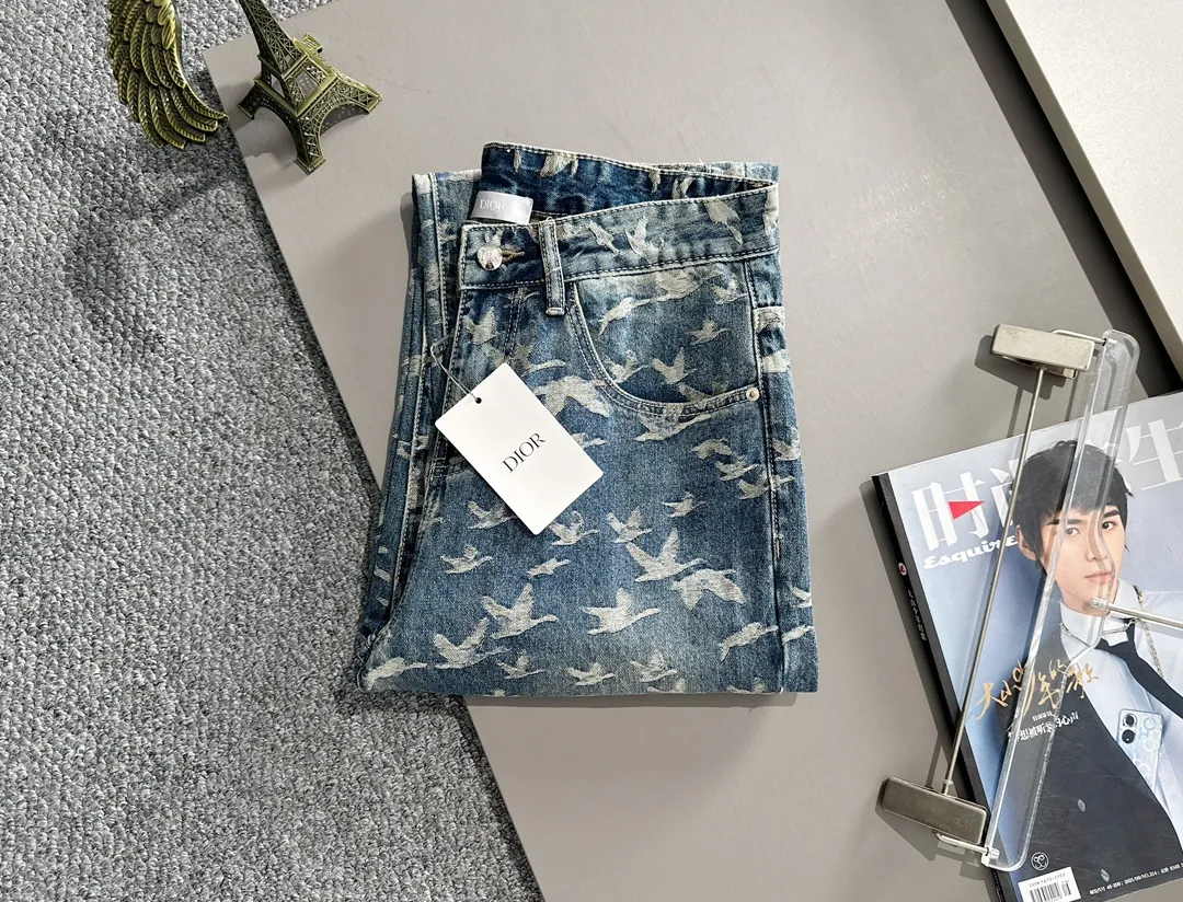 🅿️400 Dior 2025 Four Seasons Loose Jeans Straight Trousers, the trend in the trend! Many fashion bloggers control the upper body. The water is woven from imported Japanese Denim plain cotton denim fabric. It has three standards, is soft, delicate, comfortable and breathable. The color has a modern and fashionable vicissitudes. The upper body is versatile and fashionable! Light luxury, a must-have item for daily commuting! Code number: 28-40 (please state your height and weight when placing an order)
