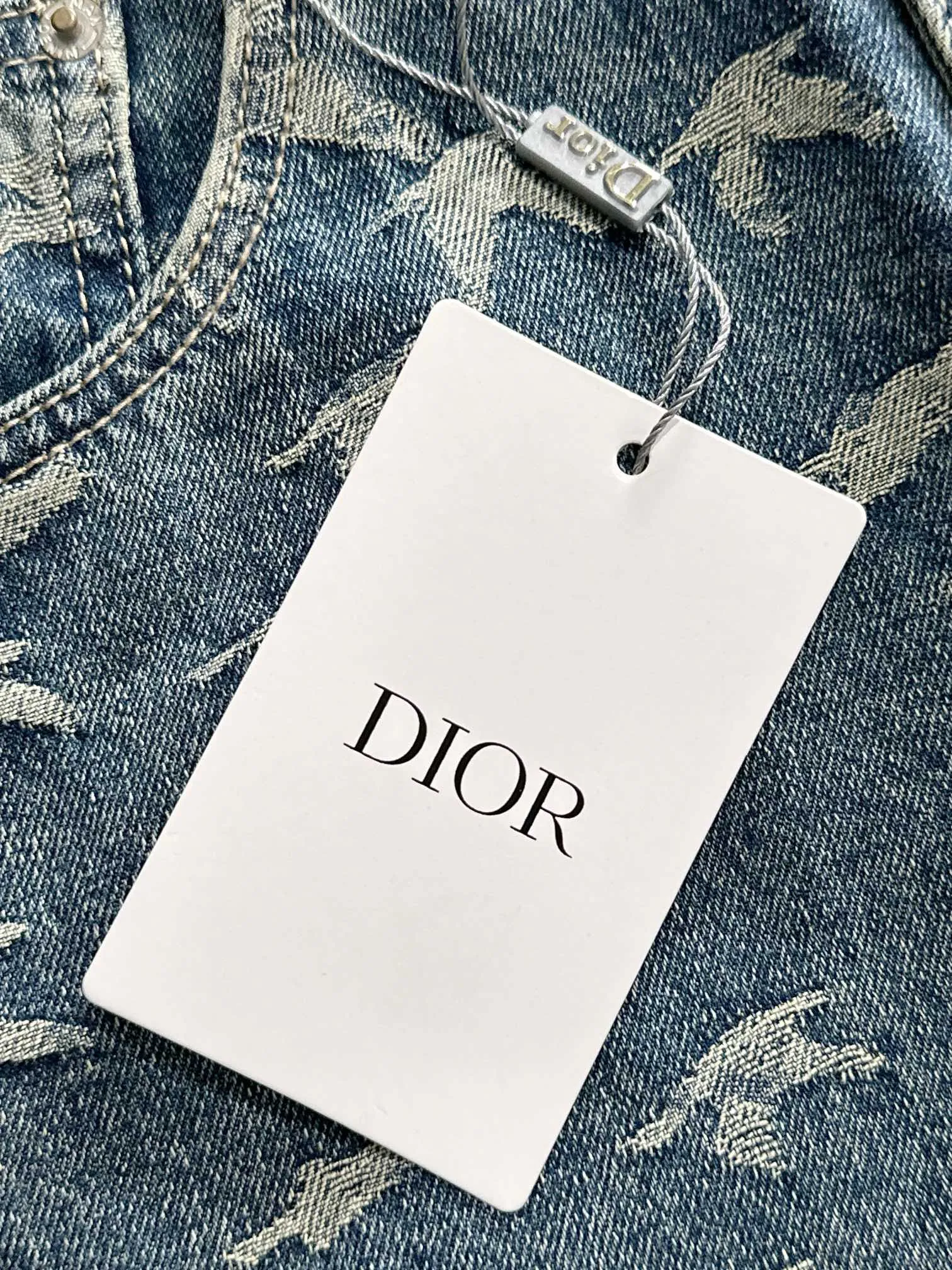 🅿️400 Dior 2025 Four Seasons Loose Jeans Straight Trousers, the trend in the trend! Many fashion bloggers control the upper body. The water is woven from imported Japanese Denim plain cotton denim fabric. It has three standards, is soft, delicate, comfortable and breathable. The color has a modern and fashionable vicissitudes. The upper body is versatile and fashionable! Light luxury, a must-have item for daily commuting! Code number: 28-40 (please state your height and weight when placing an order)