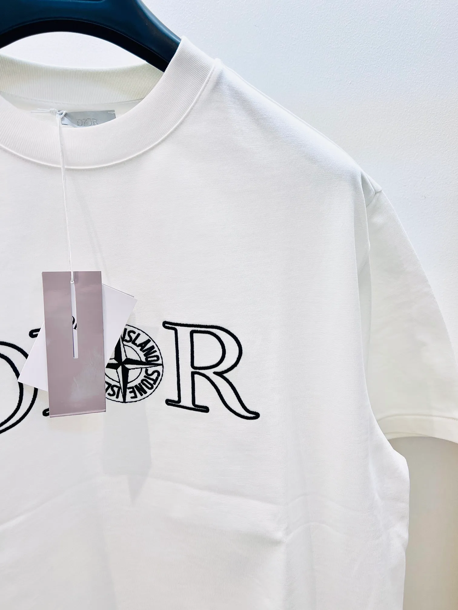 🅿️230 🌈Size: s/m/l/xl Black and white, same style for men and women 1977364858081 Dio*Dior x Stone Island joint model Heavy cotton os loose fit three-dimensional embroidered half-sleeved T-shirt creates a distinctive modern look. ⚠️Washing method: Dry clean or fast machine wash in cold water wrapped inside out laundry bag!