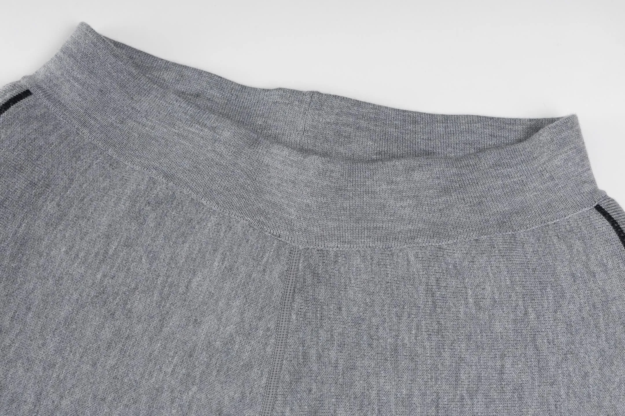 🅿️480 [Exclusive supply] CD 25FW presbyopic double-sided cashmere trousers. The fabric is made of imported cashmere yarn double-sided jacquard fabric and can be worn on both sides. The fabric uses monogram jacquard double weaving technology to present the brand's iconic presbyopia pattern, which combines luxurious texture with practical functions. Swiss machine embroidery stitching technology ensures every detail is exquisite and perfect, and the stitches are even and delicate. The classic straight-leg design subtly modifies the leg lines, making the upper body slim and elegant. Double-sided jacquard technology keeps both sides of the fabric flat and crisp, making it comfortable and layered. Selected high-quality cashmere yarn brings a soft and skin-friendly touch experience while having good warmth retention and breathability. The overall craftsmanship is exquisite, and high-end quality is reflected from fabric weaving to finished product sewing. It is an exquisite item that is both fashionable and practical. Size:S/M/L