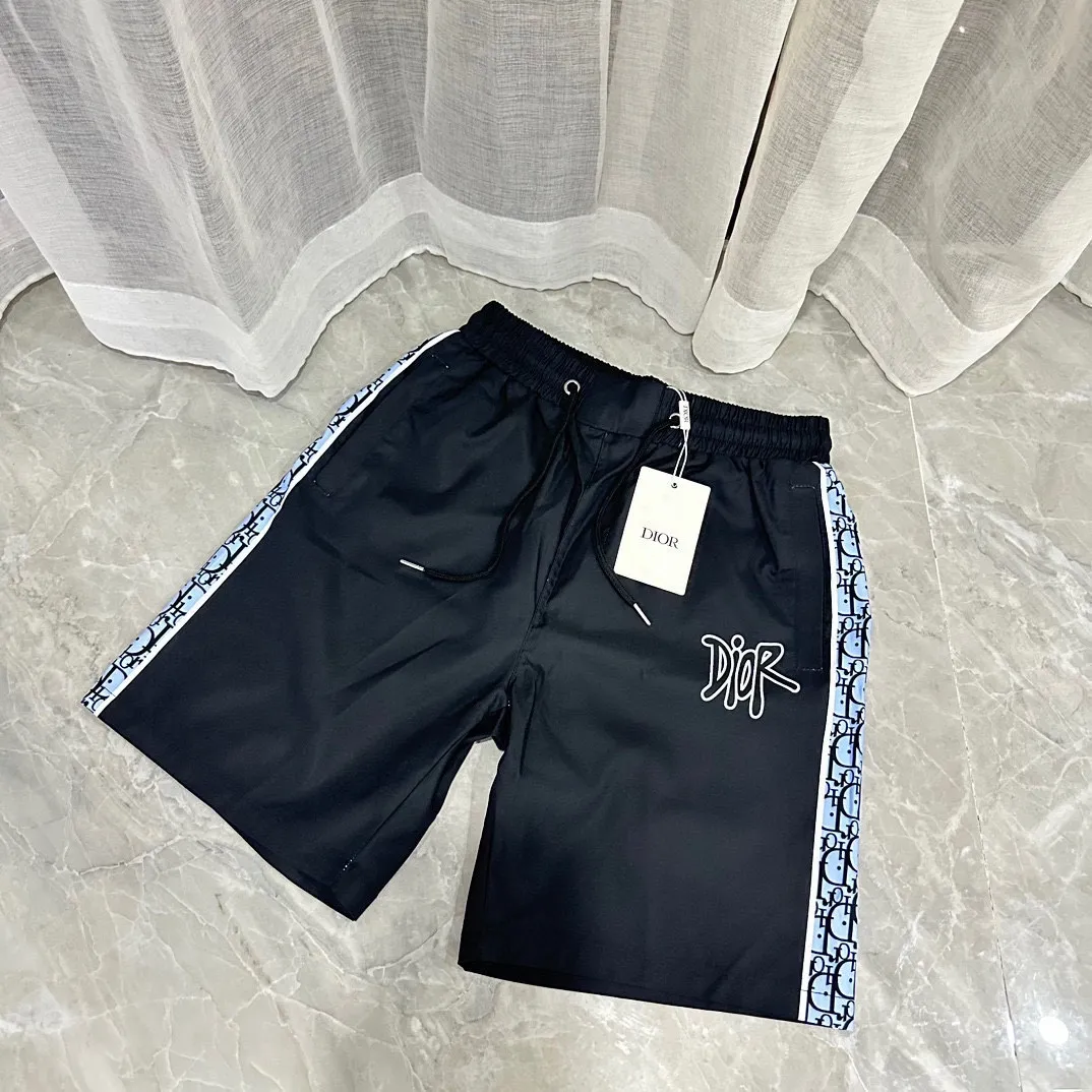 🅿️130 #V0096 [Restock all year round] Dior's new classic casual beach shorts. Pictures taken by mobile phone pixels 🈚️Any ps📷📷 Classic plaid quick-drying three-quarter pants, the same style for men and women. The fabric is made of polyester fiber, which is stain-resistant and wrinkle-resistant. It is the most suitable material for going out in summer! It is guaranteed to be cool and comfortable enough at the same time. It is super stylish when you wear it casually. You can clearly see the texture when you look at the photos. It is not the general market material that can seduce a person who wants to go on vacation in a minute. It has pockets on both sides and a drawstring at the waist. It is a very practical design. The workmanship, details and fit are impeccable. It can be worn as casual pants or beach pants. It is a must-have for beach vacations, home leisure, gym equipment, morning running and night running. It is practical and functional. Color: White Black Size: M-XXXL