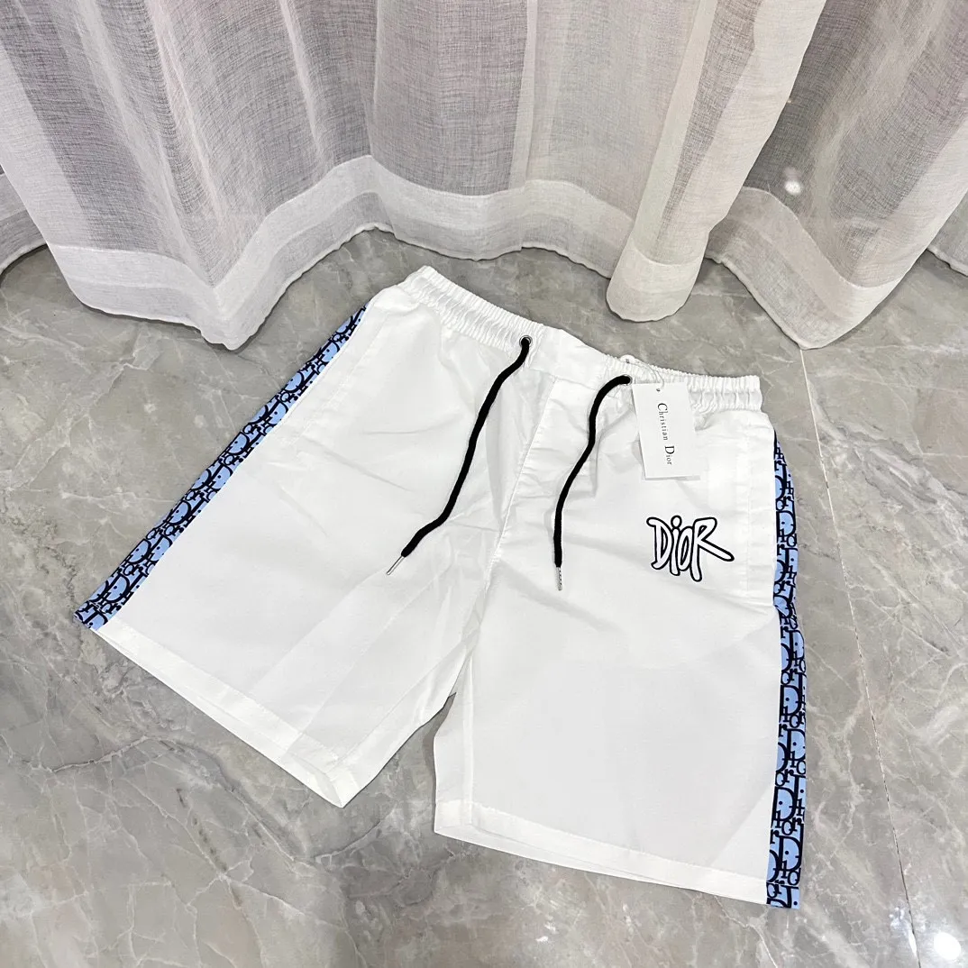 🅿️130 #V0096 [Restock all year round] Dior's new classic casual beach shorts. Pictures taken by mobile phone pixels 🈚️Any ps📷📷 Classic plaid quick-drying three-quarter pants, the same style for men and women. The fabric is made of polyester fiber, which is stain-resistant and wrinkle-resistant. It is the most suitable material for going out in summer! It is guaranteed to be cool and comfortable enough at the same time. It is super stylish when you wear it casually. You can clearly see the texture when you look at the photos. It is not the general market material that can seduce a person who wants to go on vacation in a minute. It has pockets on both sides and a drawstring at the waist. It is a very practical design. The workmanship, details and fit are impeccable. It can be worn as casual pants or beach pants. It is a must-have for beach vacations, home leisure, gym equipment, morning running and night running. It is practical and functional. Color: White Black Size: M-XXXL