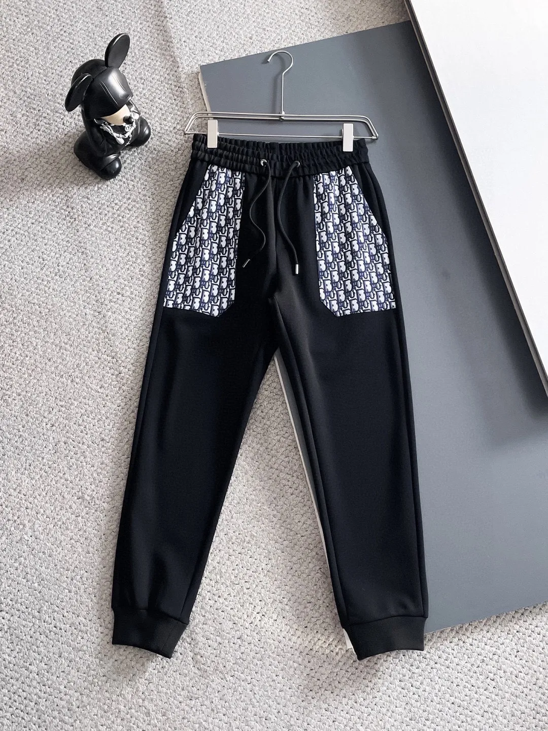 🅿️720 Dior hot-selling suit is coming. Focus on the original version of the official website. 2025 new hot-selling cardigan suit. The original order is the best. 🇭🇰The meticulous work of top designers. It has a fitting and perfect upper body effect. All-natural high-quality Tencel Roman cotton 100%, close-fitting comfort, noble and elegant! Original hardware embodies elegance and nobility! Counter size: M-3XL (maximum wear up to 190 pounds)