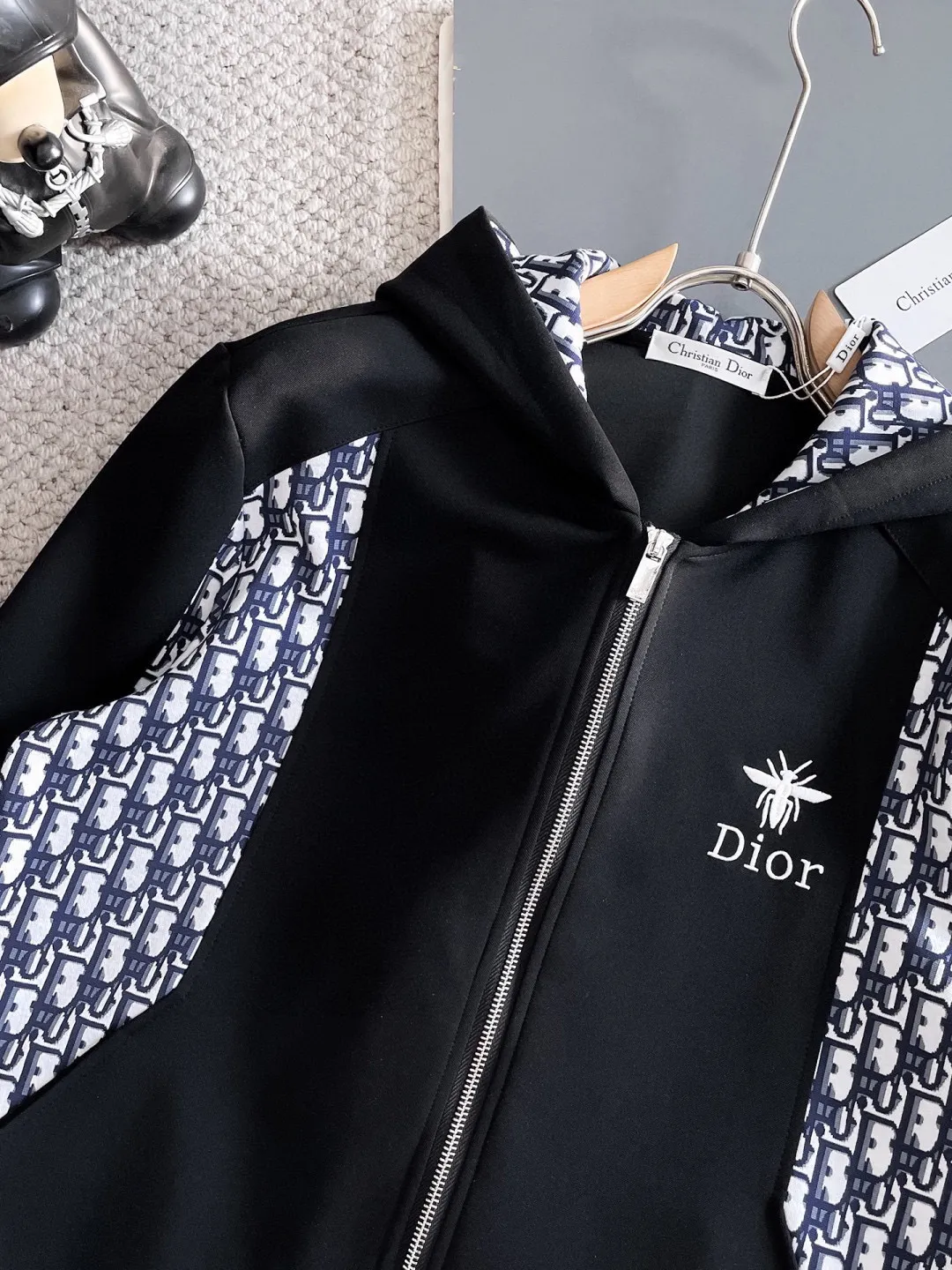 🅿️720 Dior hot-selling suit is coming. Focus on the original version of the official website. 2025 new hot-selling cardigan suit. The original order is the best. 🇭🇰The meticulous work of top designers. It has a fitting and perfect upper body effect. All-natural high-quality Tencel Roman cotton 100%, close-fitting comfort, noble and elegant! Original hardware embodies elegance and nobility! Counter size: M-3XL (maximum wear up to 190 pounds)